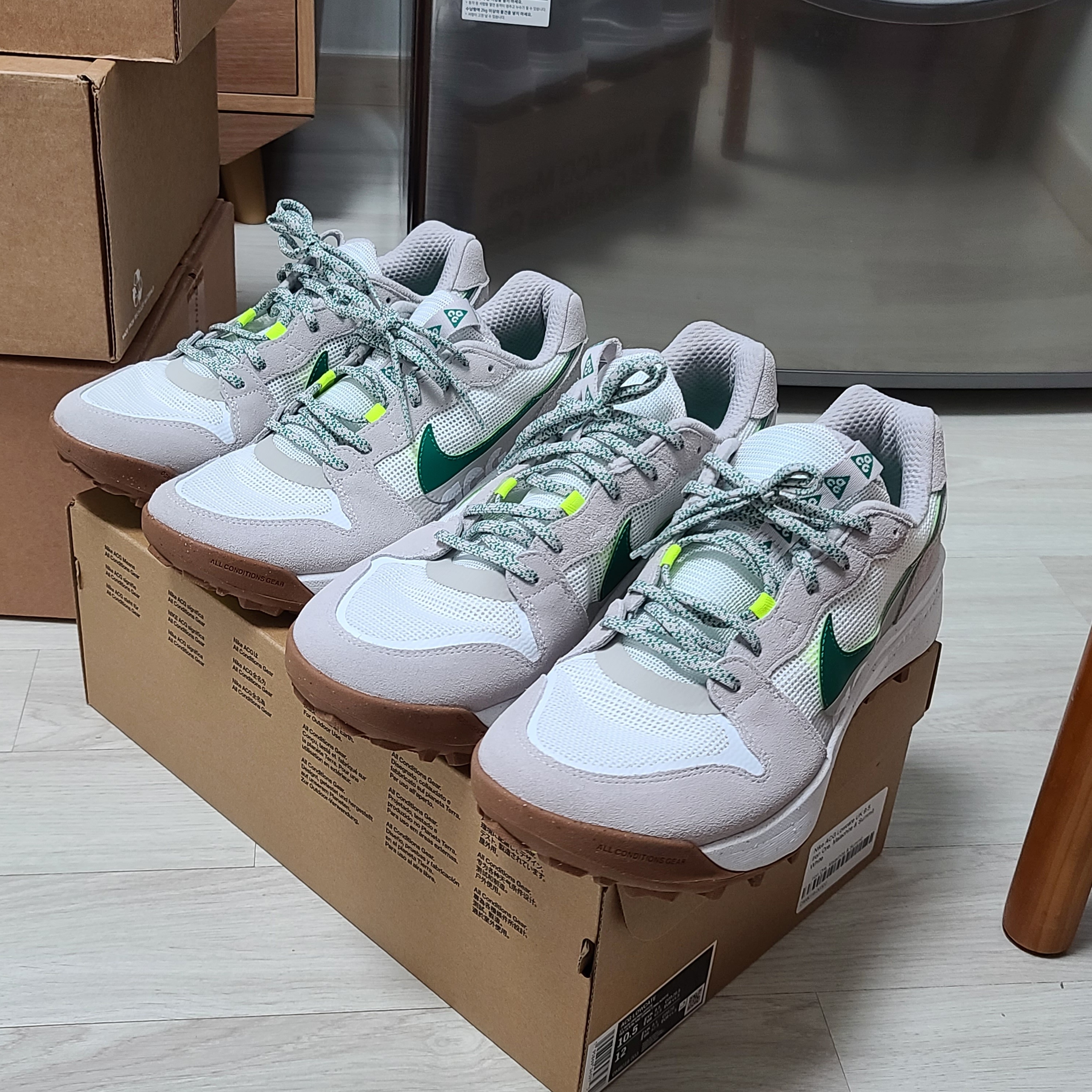 Nike ACG Lowcate Light Iron Ore 착용 스타일 - 3