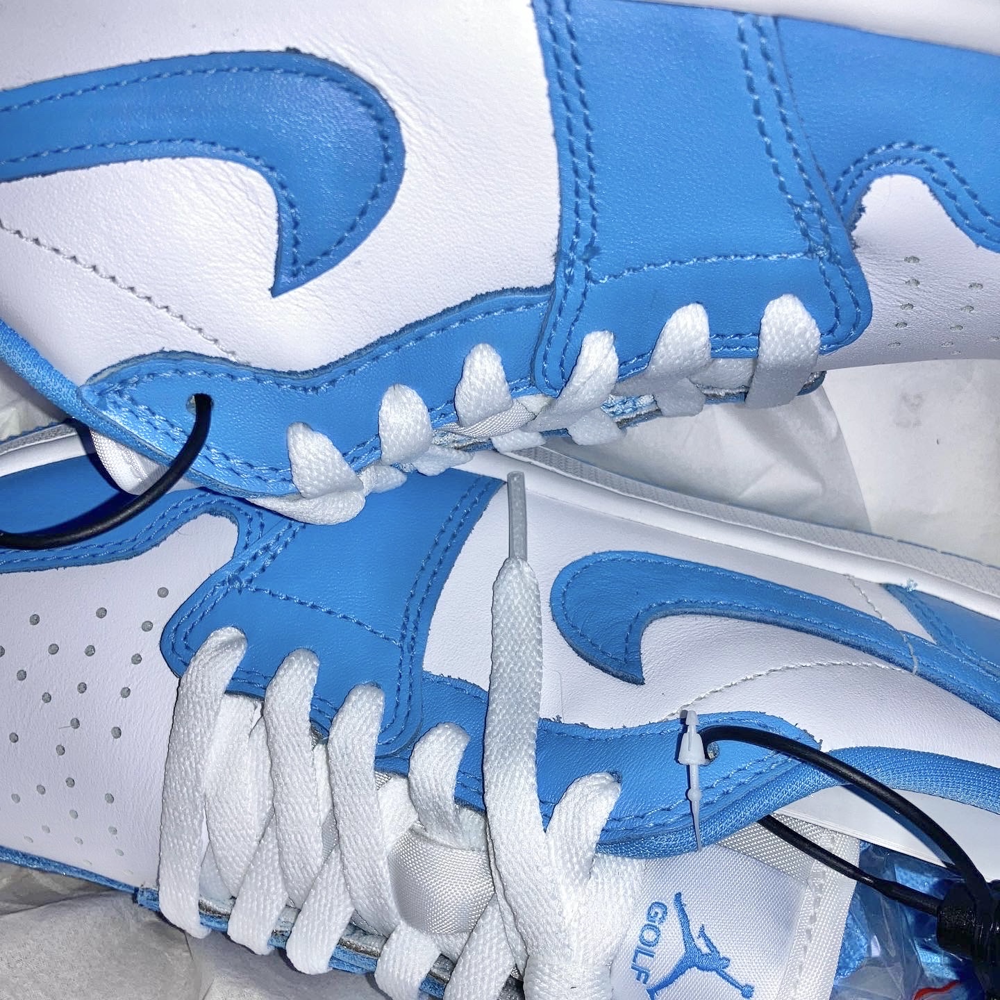 Jordan 1 Low Golf White and University Blue 착용 스타일
