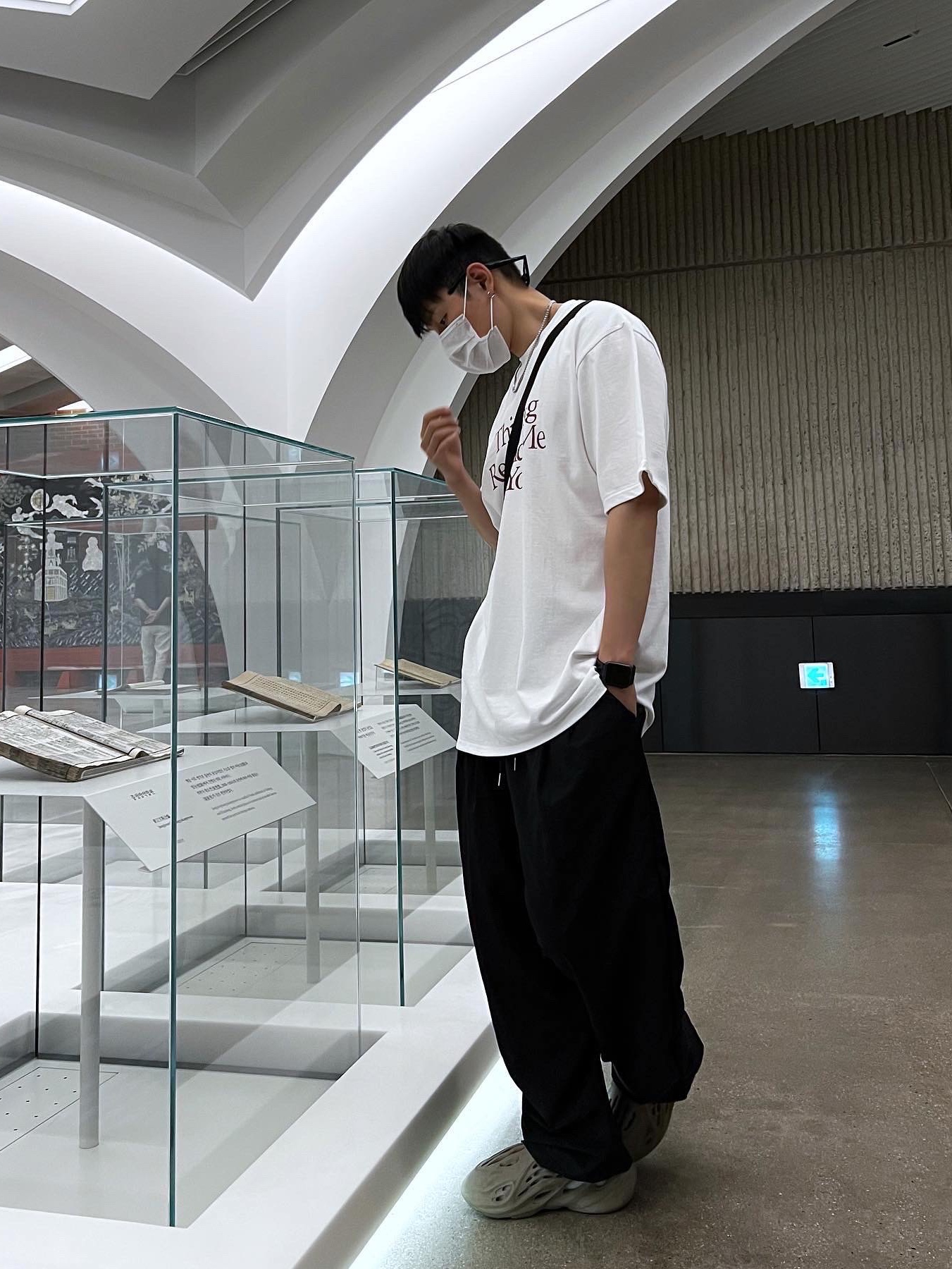 Adidas Yeezy Foam RNNR Stone Sage 착용 스타일 - 1