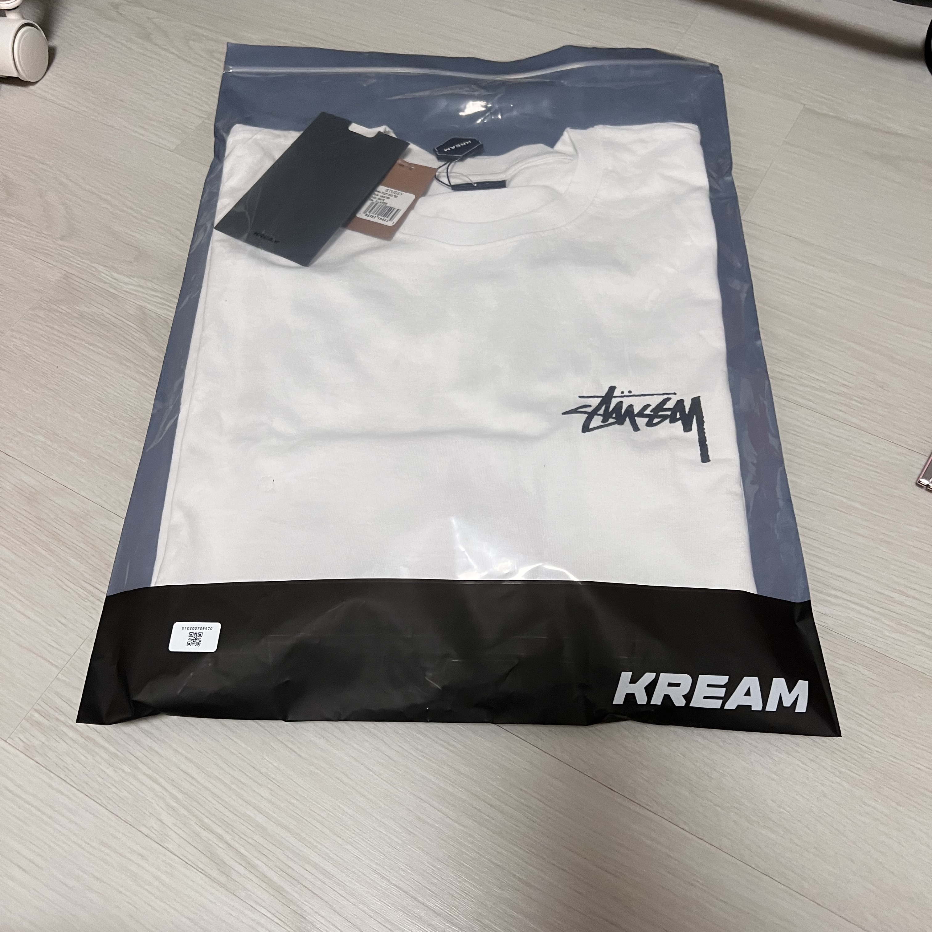 Stussy Fuzzy Dice T-Shirt White, Nike Air Force 1 '07 QS Valentine's Day 착용 스타일 - 2