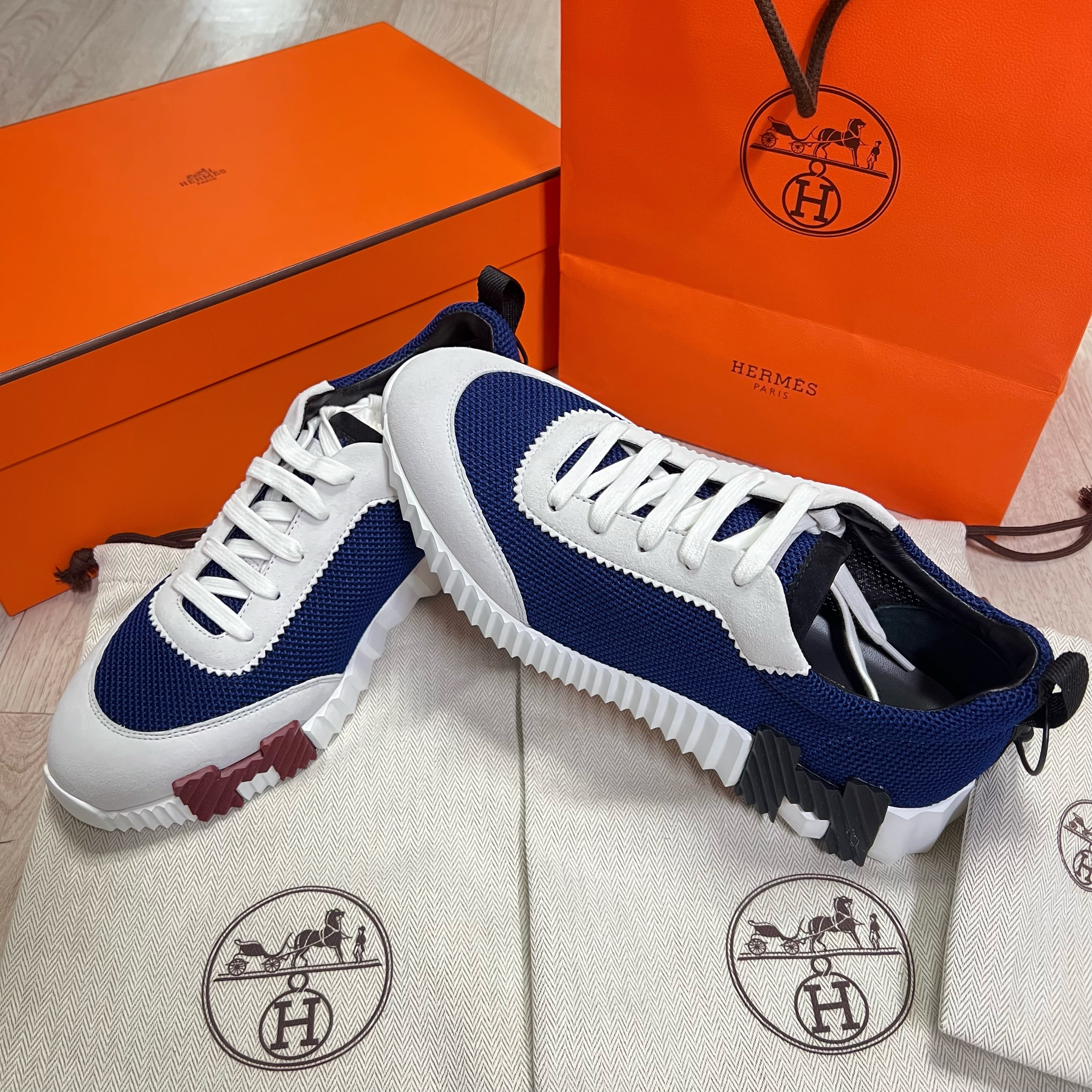 Hermes Bouncing Sneakers Mesh Suede Goatskin & Multicolore Marine 착용 스타일