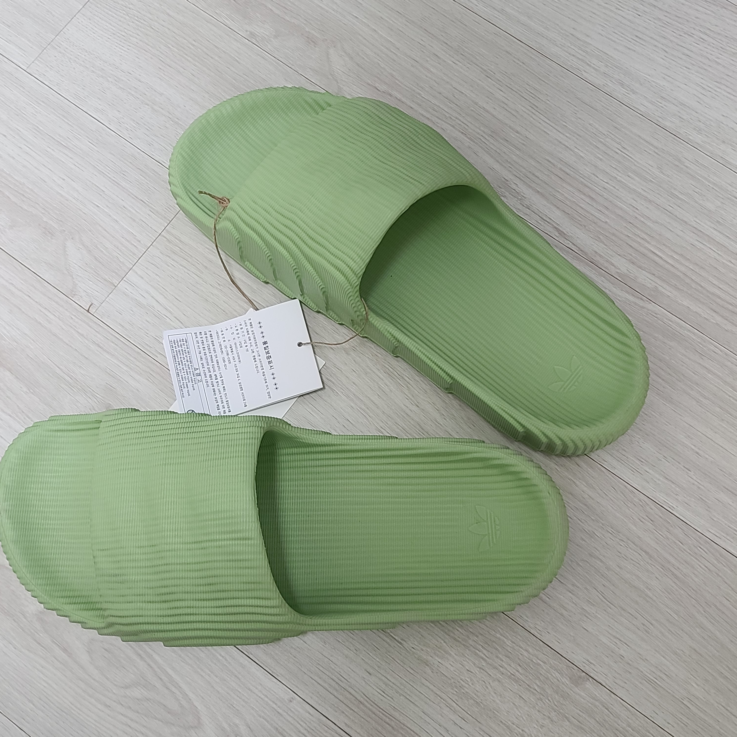 Nike Asuna Slide Pale Ivory Rattan, Adidas Adilette 22 Magic Lime 착용 스타일 - 2