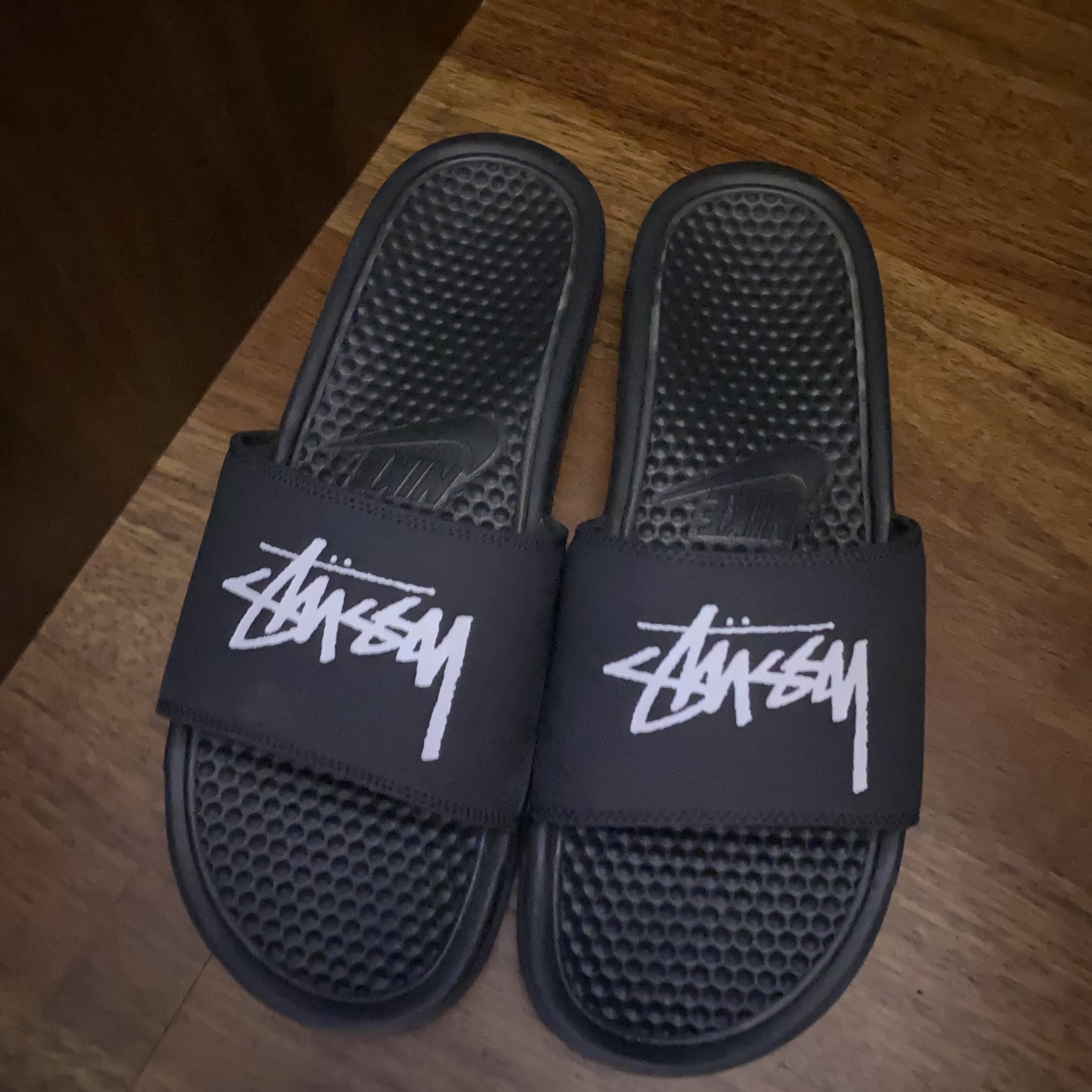 Nike x Stussy Benassi Slide Black, Nike x Stussy Benassi Slide Off Noir 착용 스타일 - 1