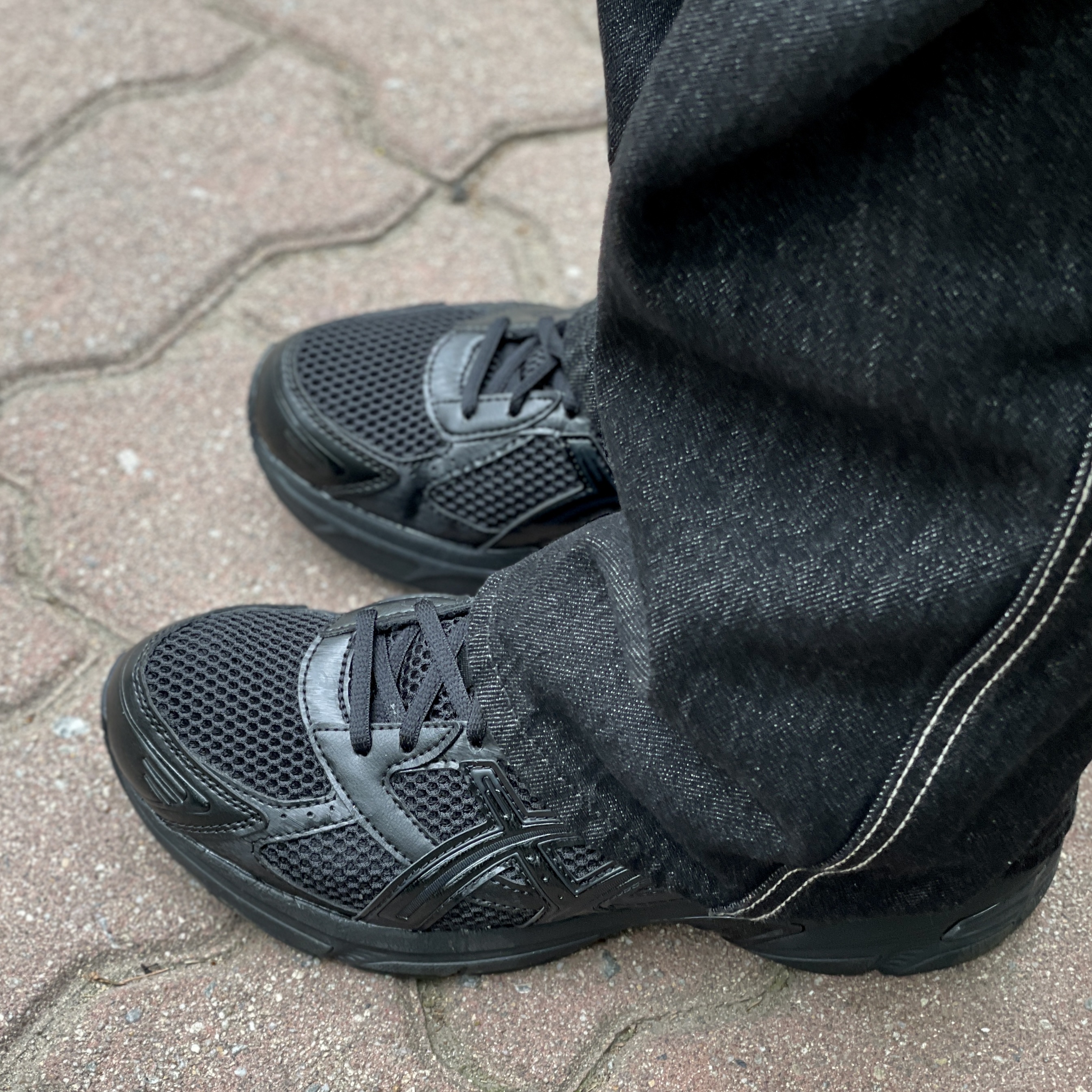 Asics Gel-1130 Black Graphite Grey 착용 스타일 - 1