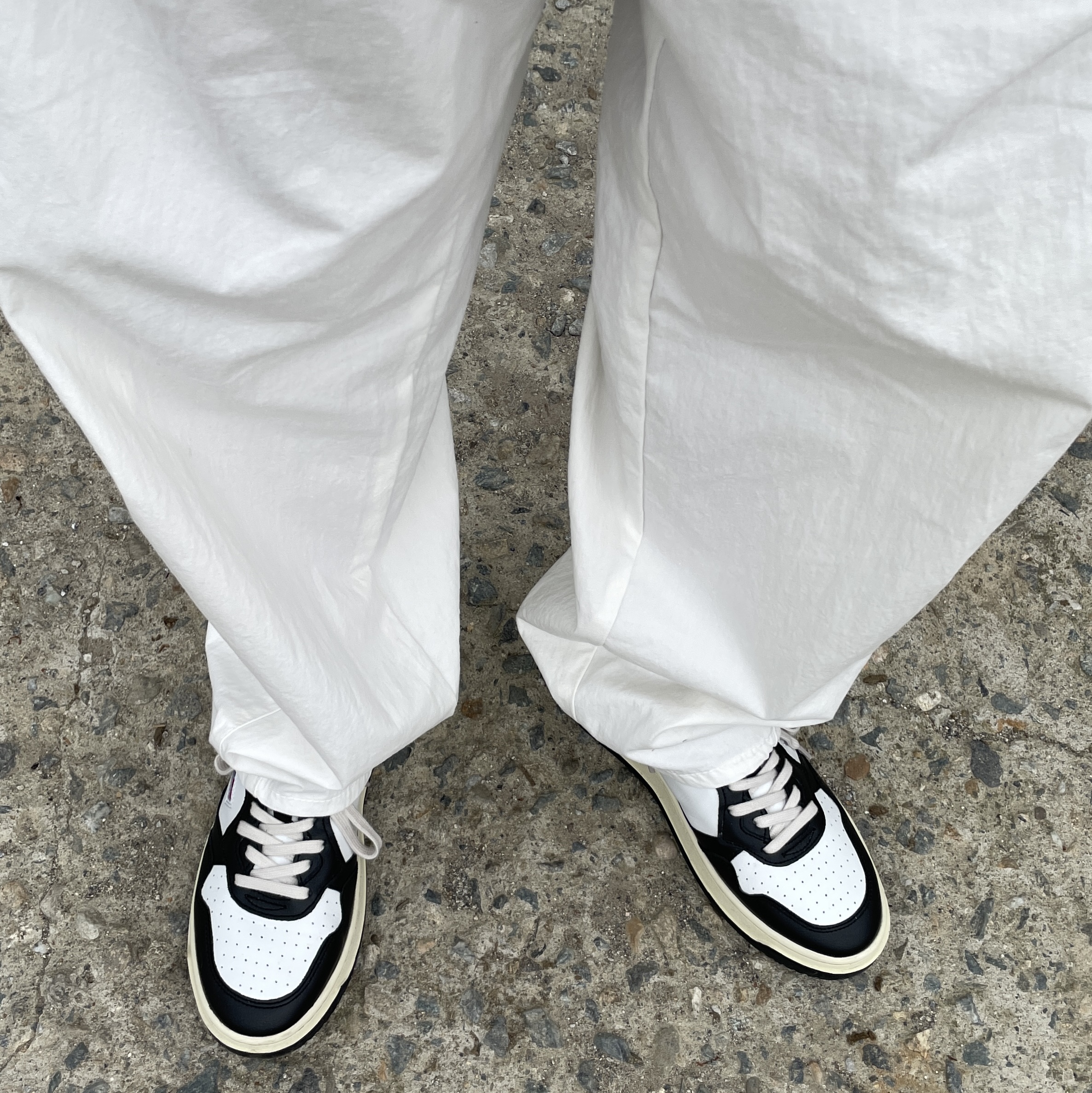 Autry Medalist Low Leather Sneakers Black White 착용 스타일 - 4