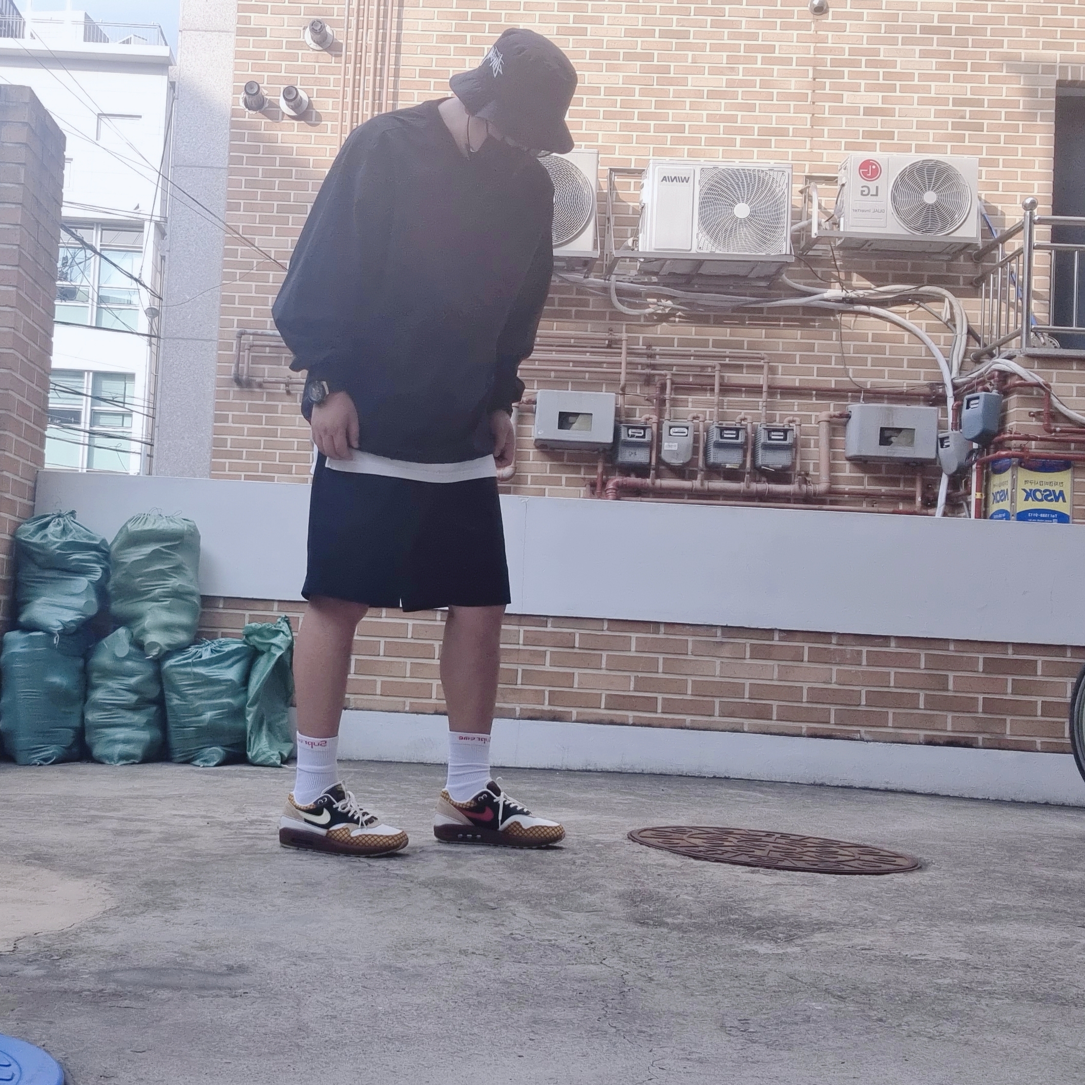 Nike Air Max 1 Susan Missing Link, Supreme Hanes Crew Socks White (4 Pack) 착용 스타일
