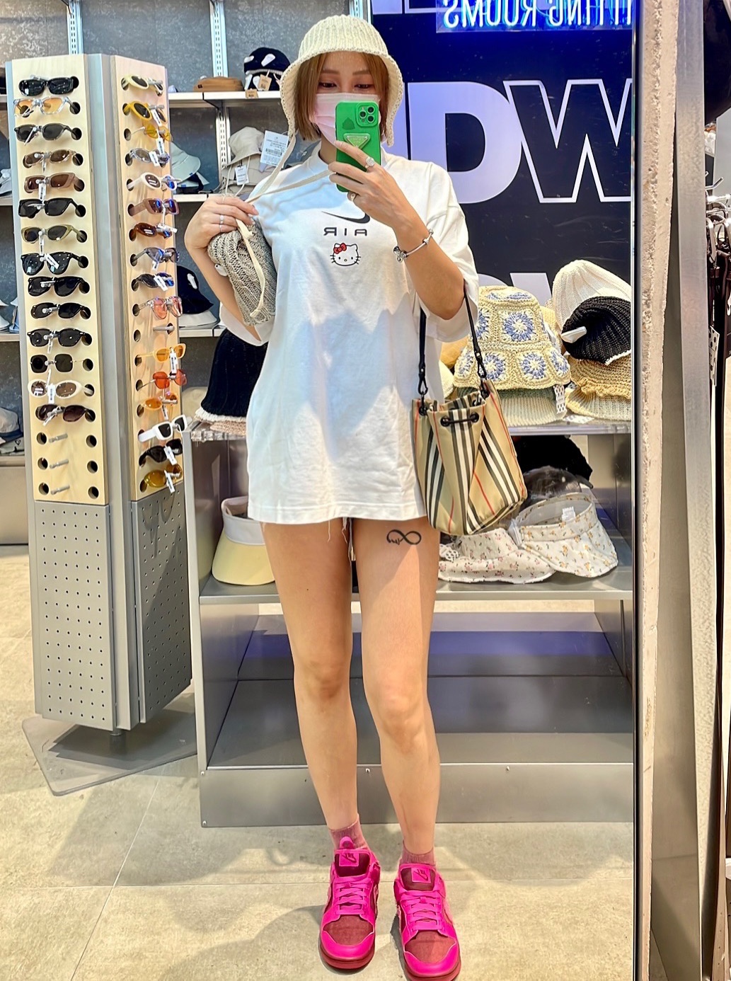 (W) Nike Dunk Low Prime Pink, Nike x Hello Kitty NRG Air T-Shirt White - Asia 착용 스타일