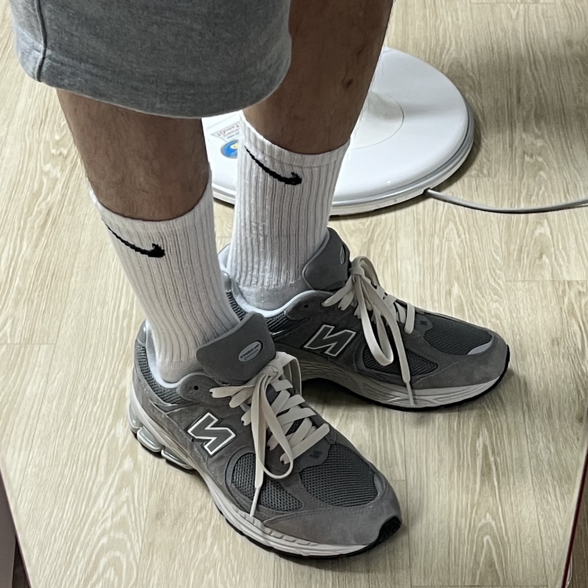 New Balance 2002R Grey 착용 스타일