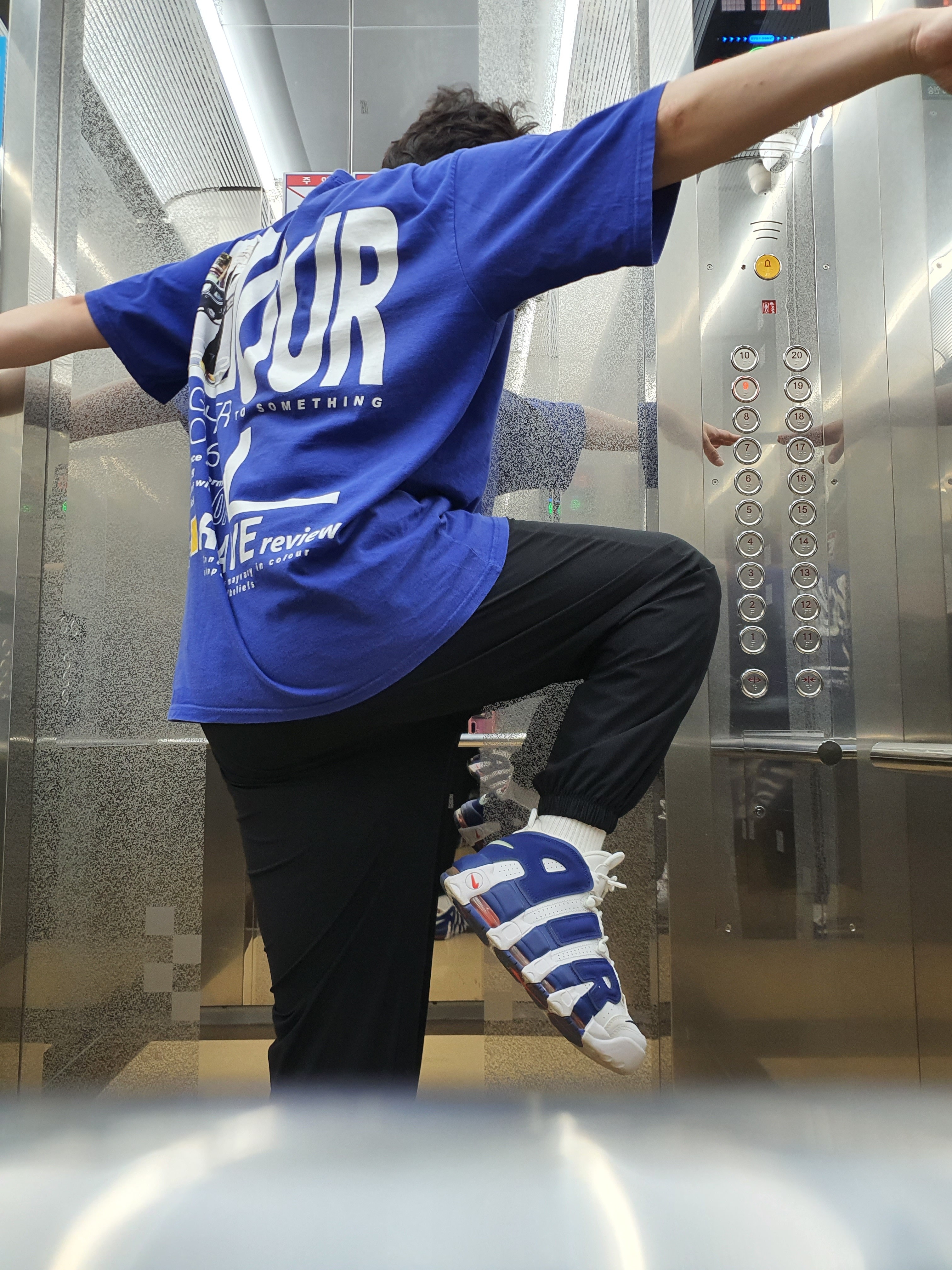 Nike Air More Uptempo Knicks 착용 스타일 - 3