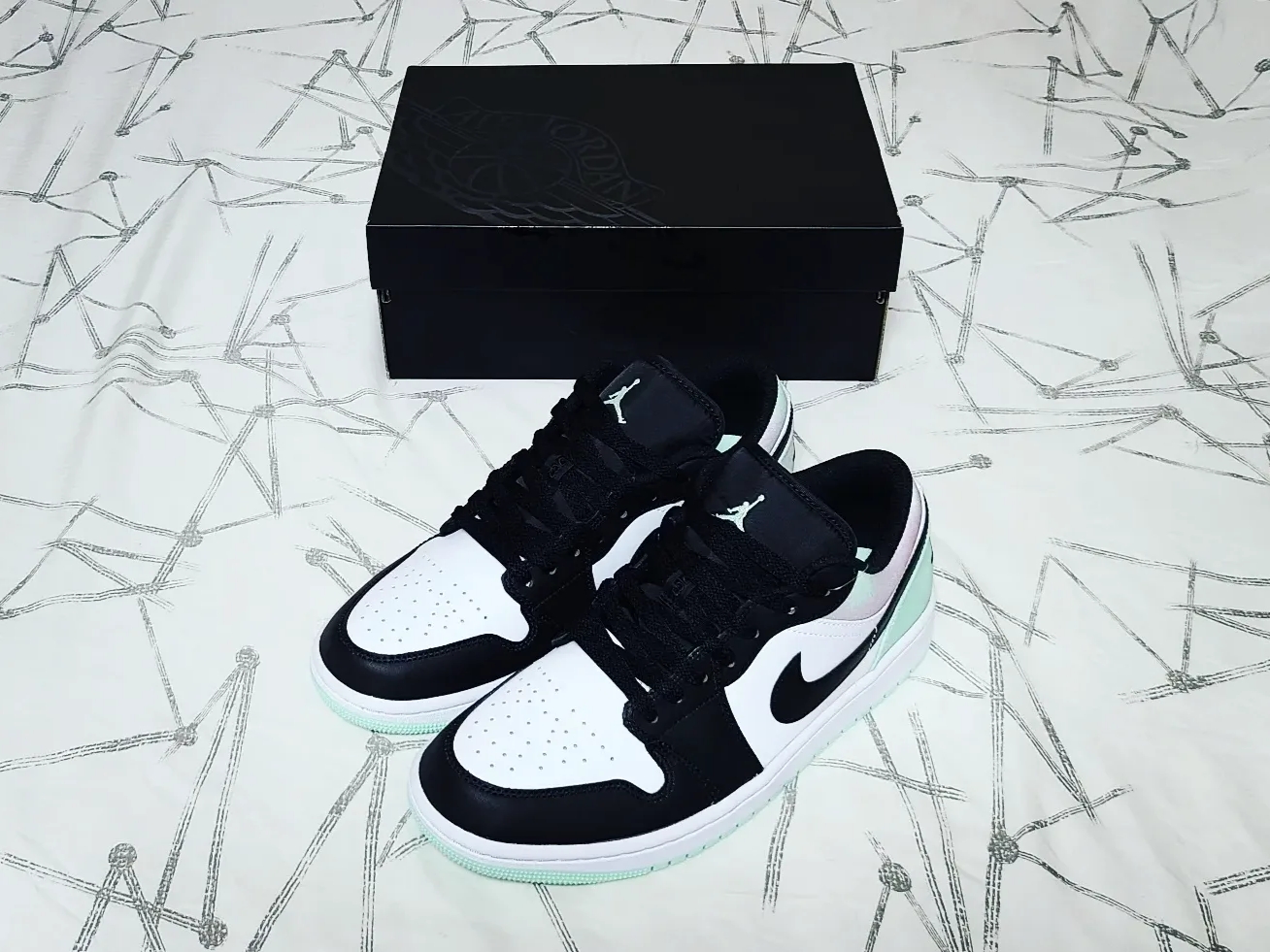 Jordan 1 Low SE White Black Tie-Dye 착용 스타일 - 1