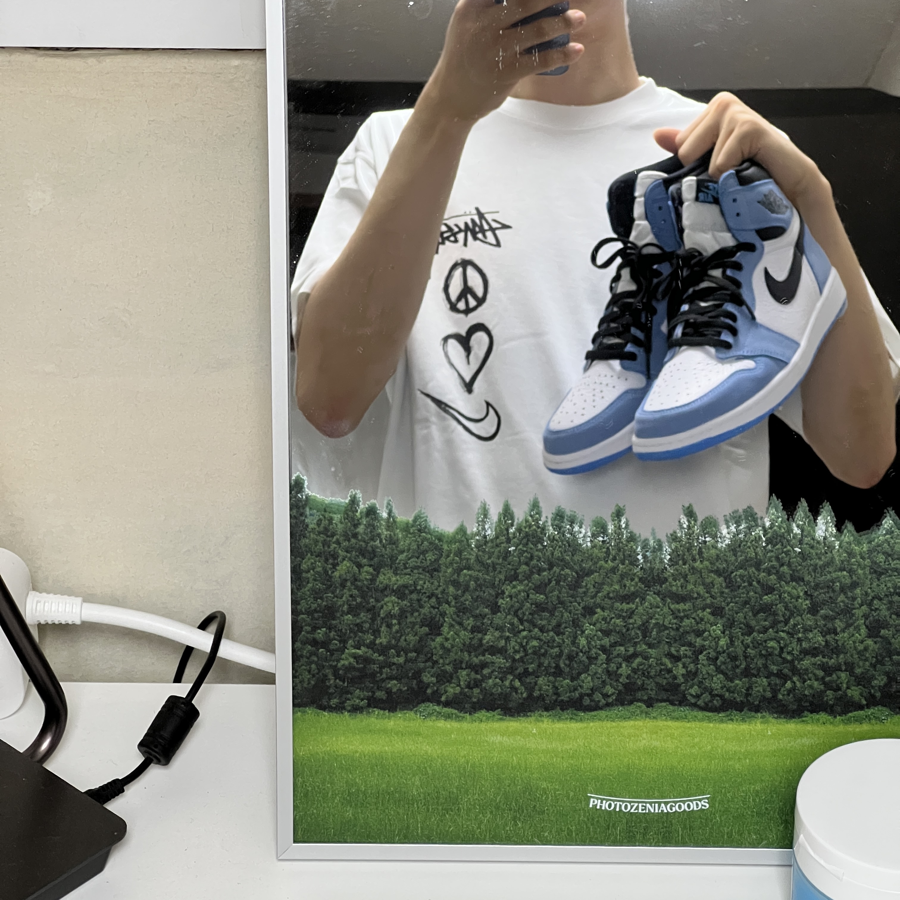 Nike x Stussy NRG RA T-Shirt Summit White (DM4942-121), Jordan 1 Retro High OG University Blue 착용 스타일