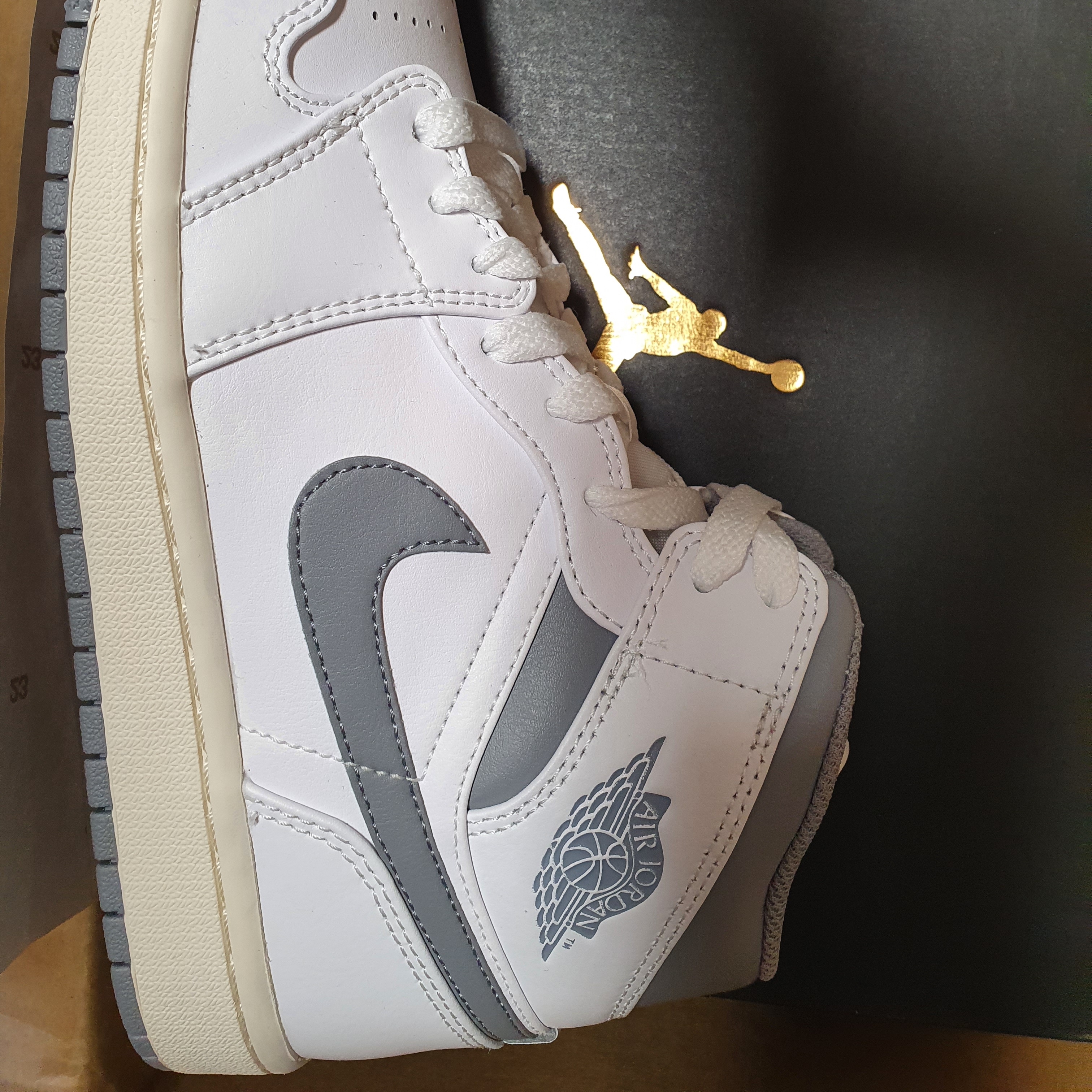 Jordan 1 Mid White Stealth 착용 스타일 - 2
