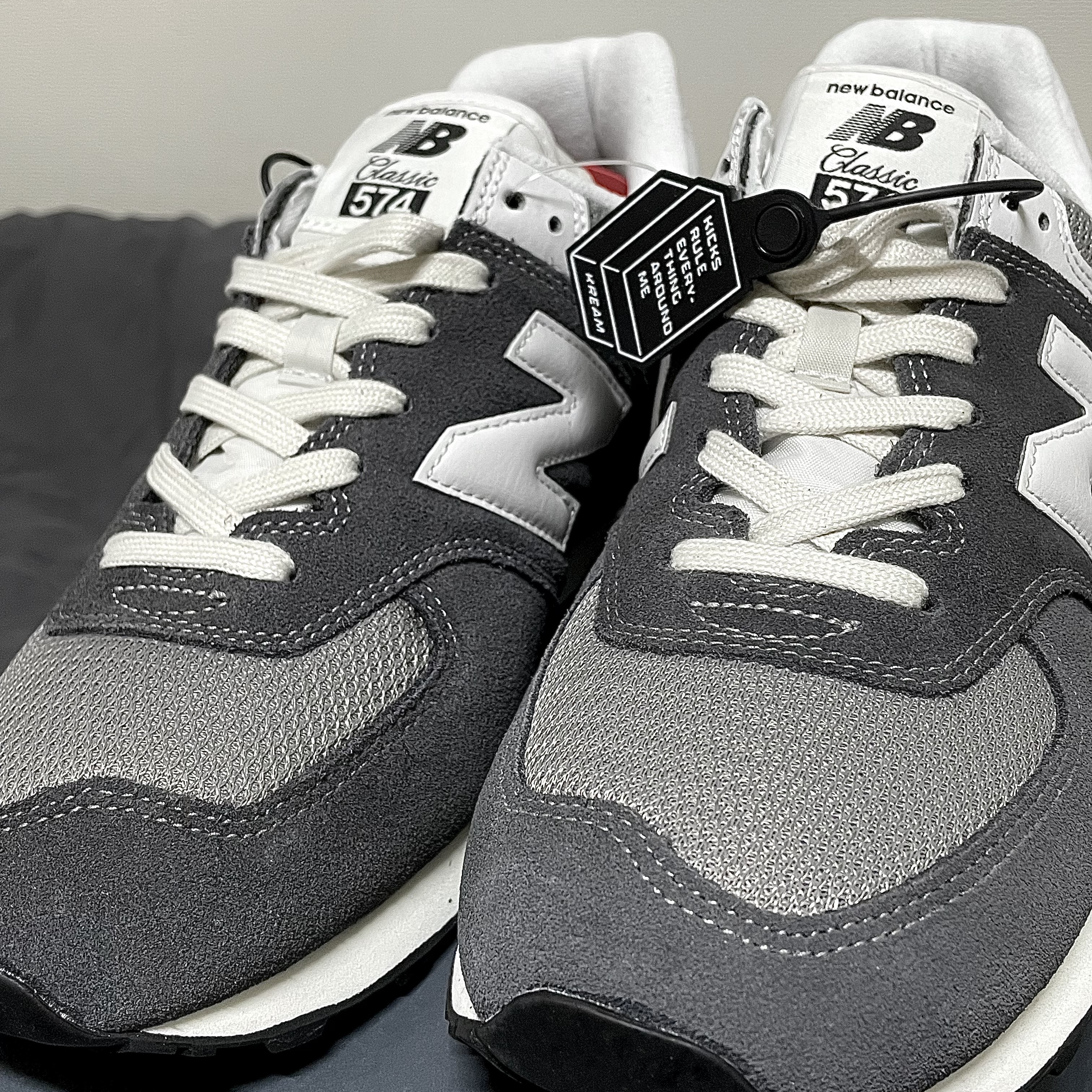 New Balance 574 Dark Grey 착용 스타일 - 2