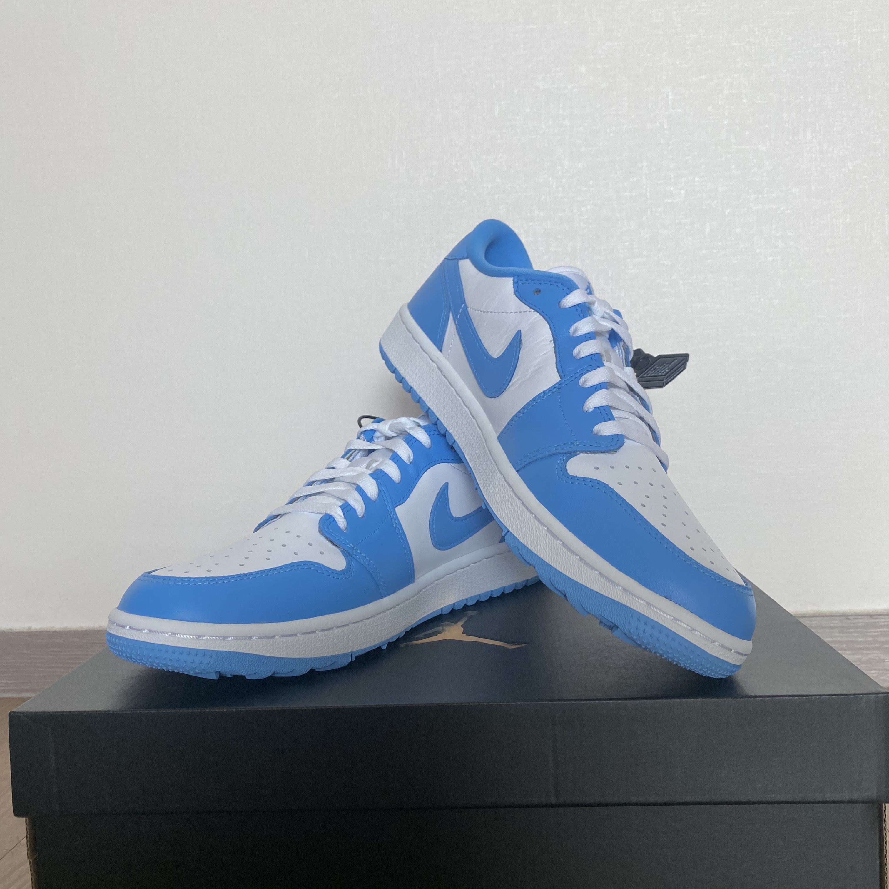 Jordan 1 Low Golf White and University Blue 착용 스타일 - 1