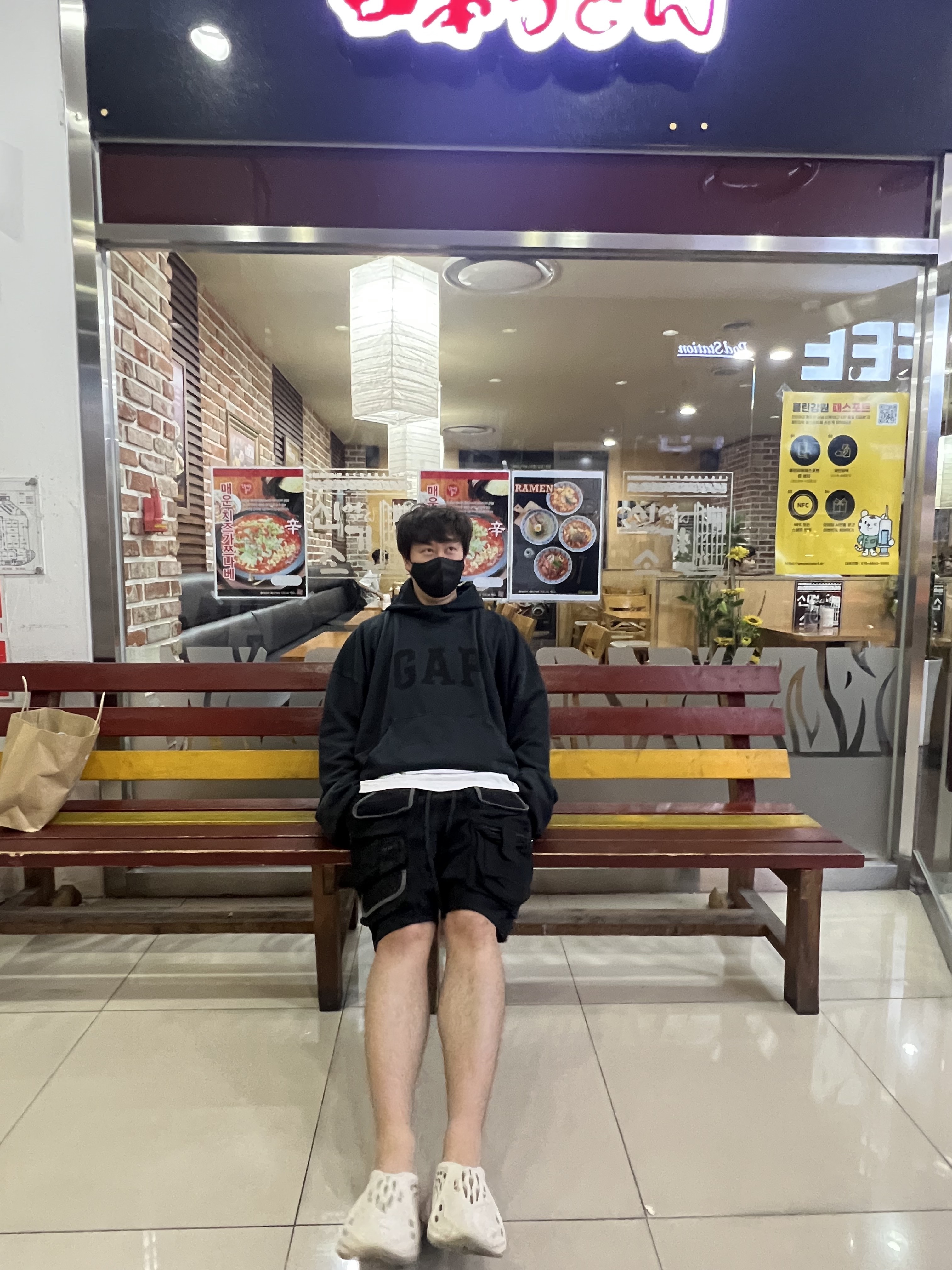Yeezy Gap Engineered By Balenciaga Dove Hoodie Washed Black, Adidas Yeezy Foam RNNR Sand 착용 스타일 - 1