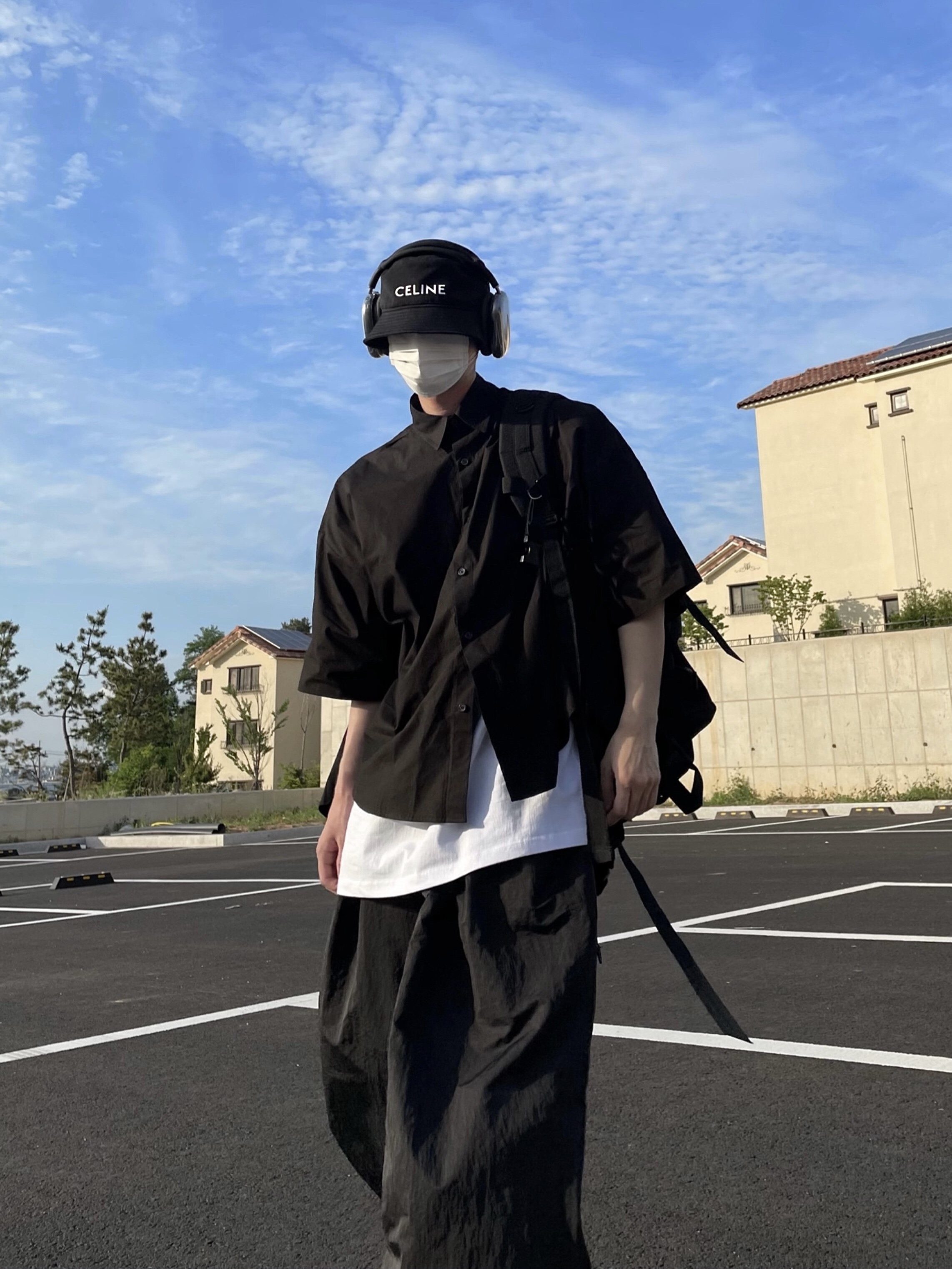 Celine Bucket Hat in Cotton Gabardine Ultra Black, Apple AirPods Max Lightning Space Gray (Korean Ver.) 착용 스타일 - 2