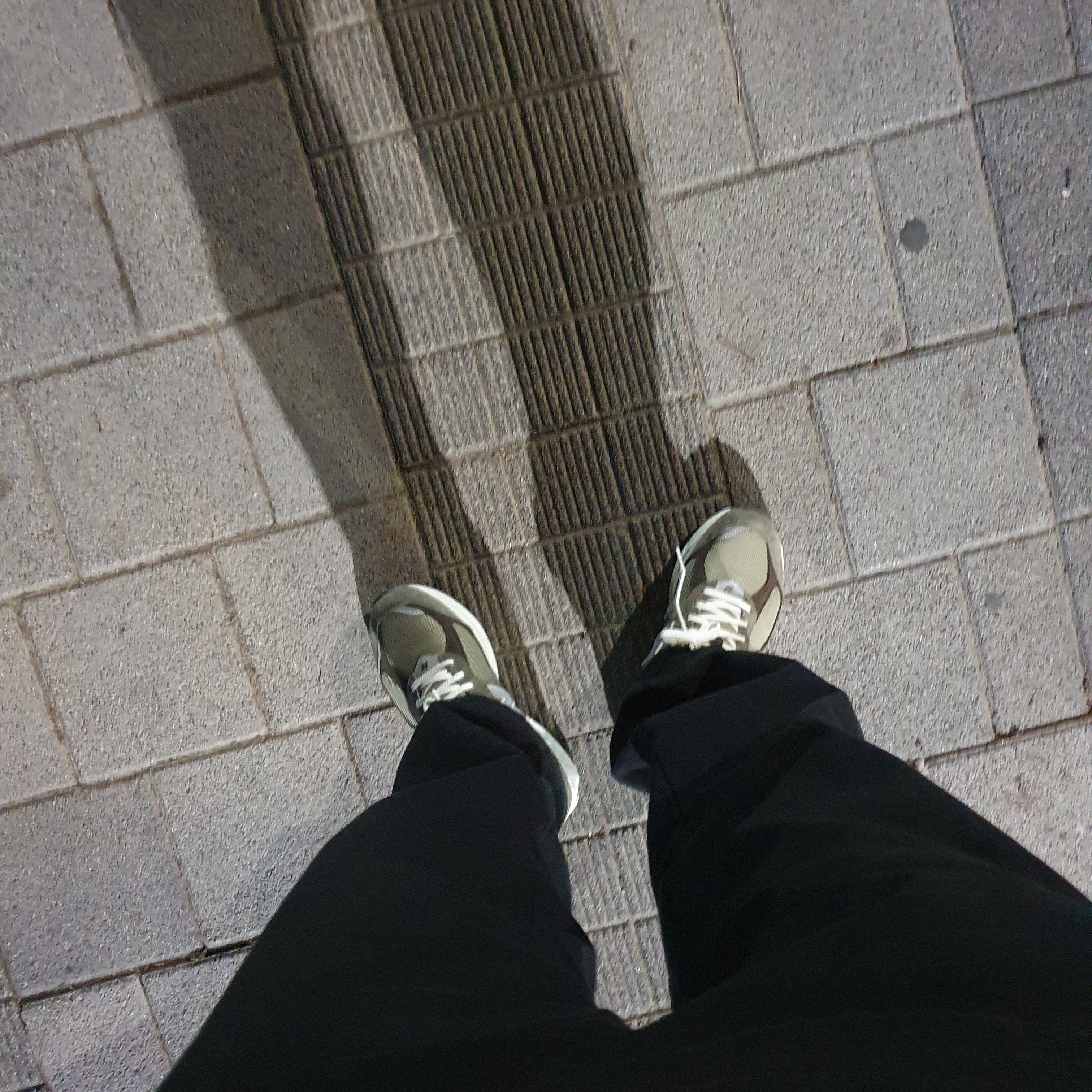 New Balance 2002R Special Vintage Khaki 착용 스타일