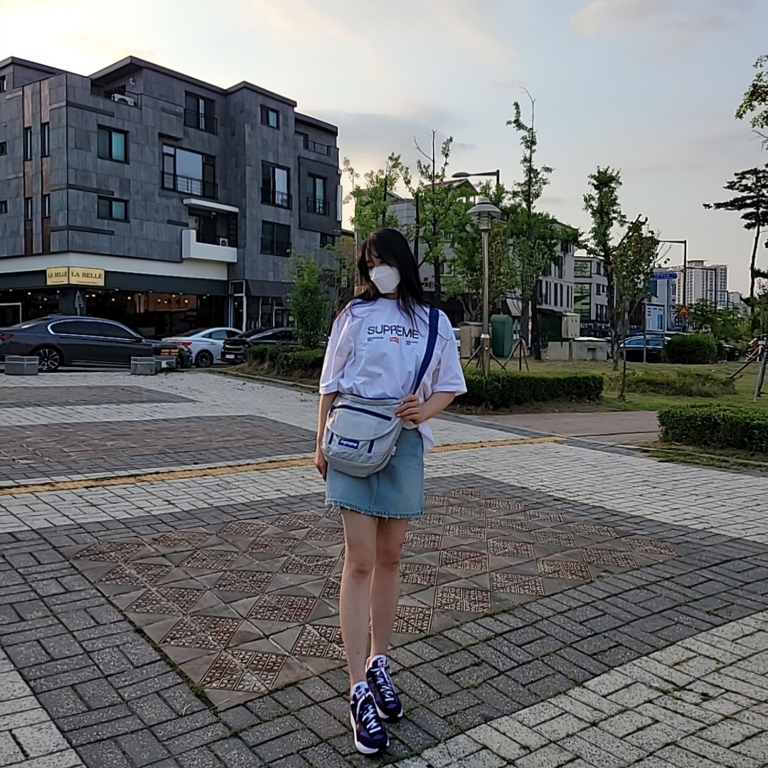 Nike x Sacai VaporWaffle Dark Iris, Supreme Small Messenger Bag Silver - 22SS 착용 스타일 - 1