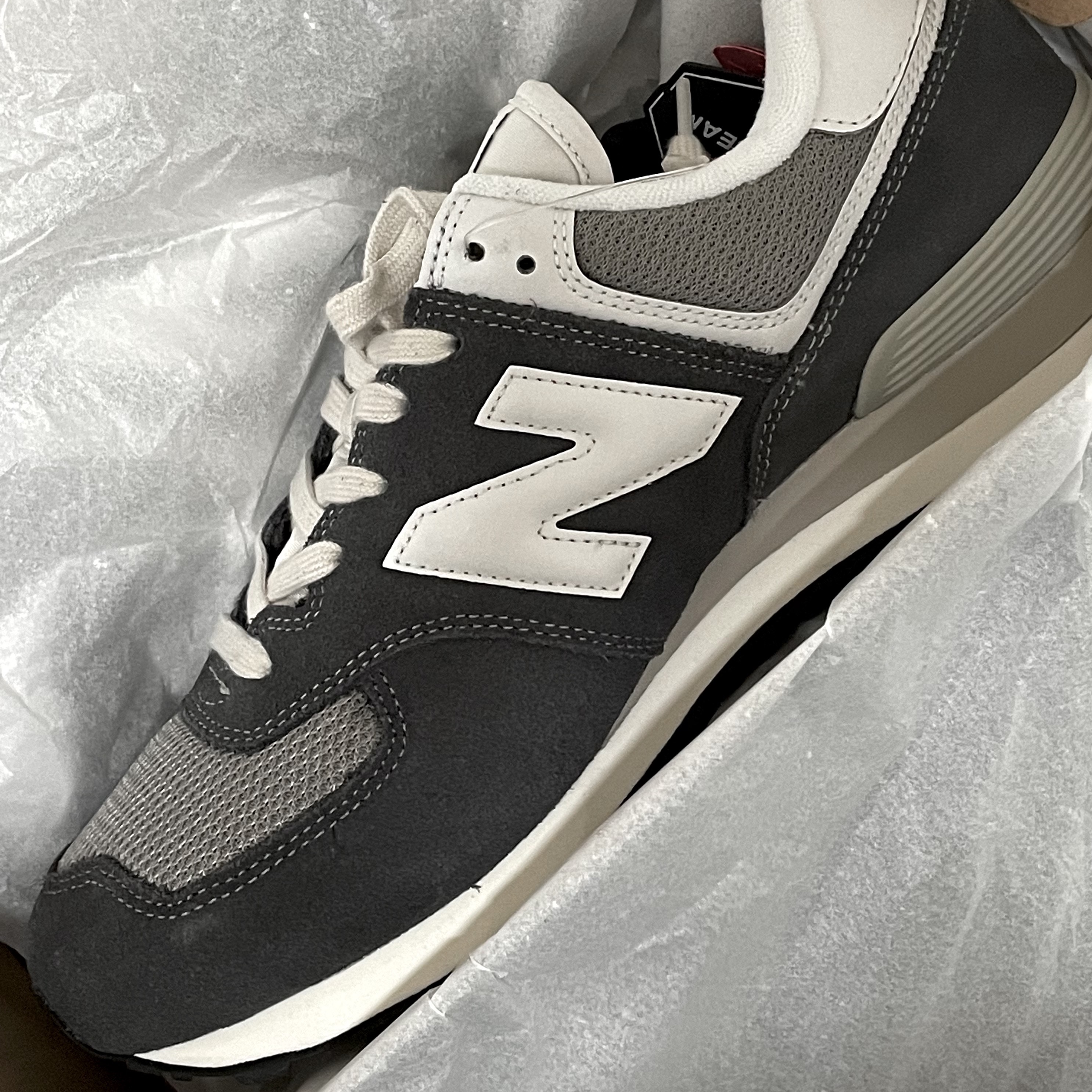 New Balance 574 Dark Grey 착용 스타일 - 1
