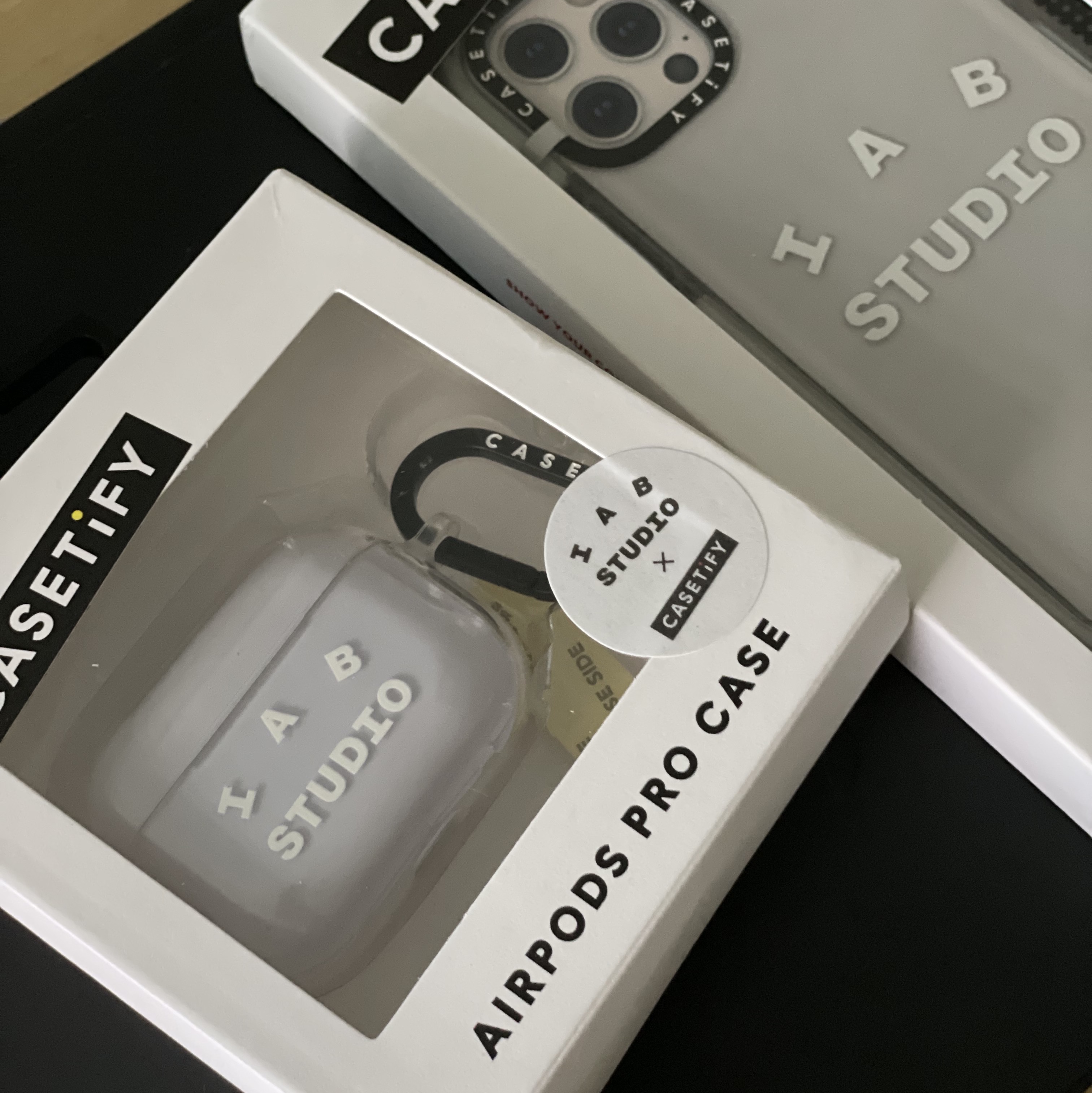 Casetify x IAB Studio Single White Logo AirPods Pro Case Clear, Casetify x IAB Studio iPhone White Logo Impact Case Frost White 착용 스타일