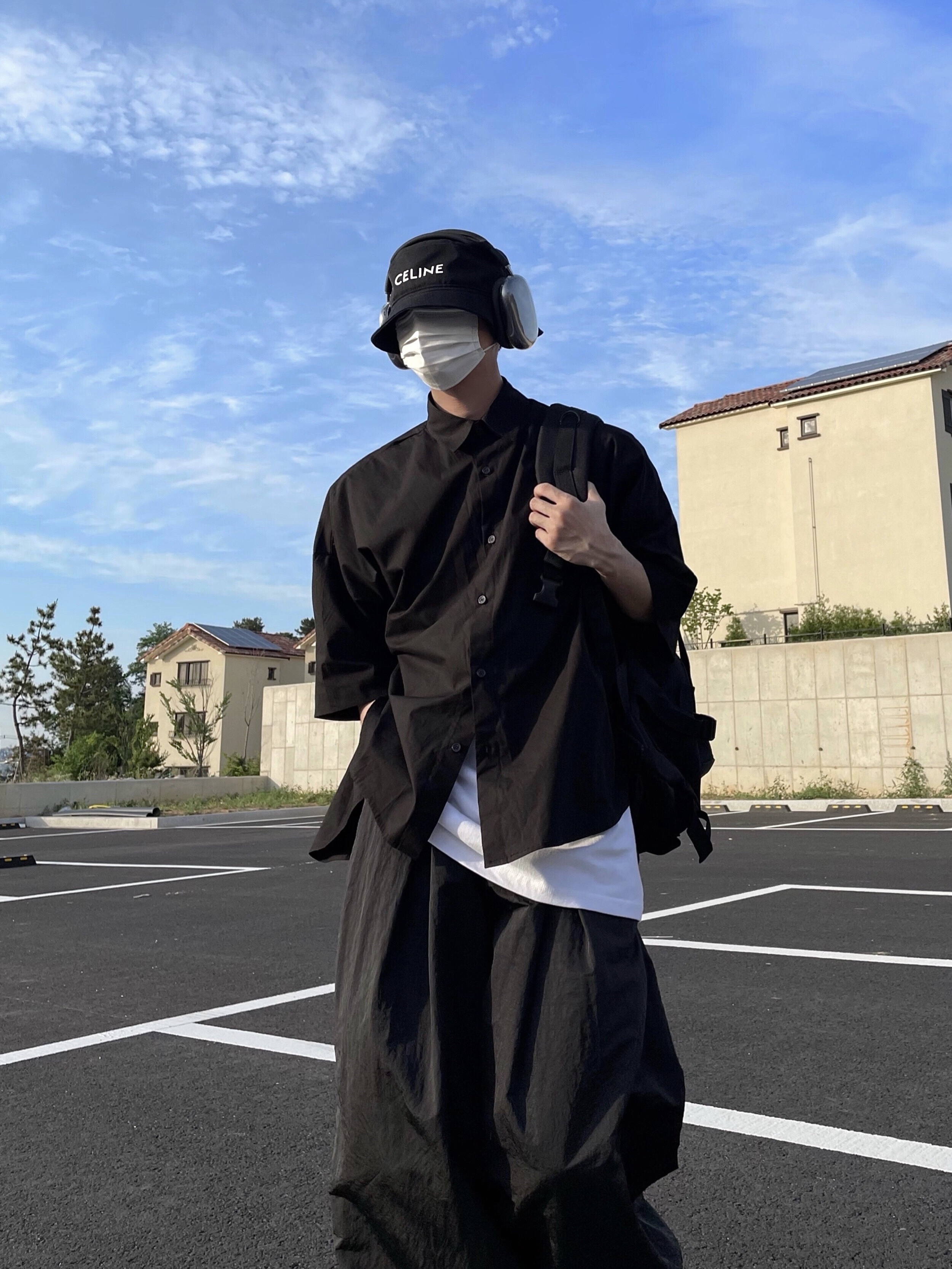 Celine Bucket Hat in Cotton Gabardine Ultra Black, Apple AirPods Max Lightning Space Gray (Korean Ver.) 착용 스타일 - 3