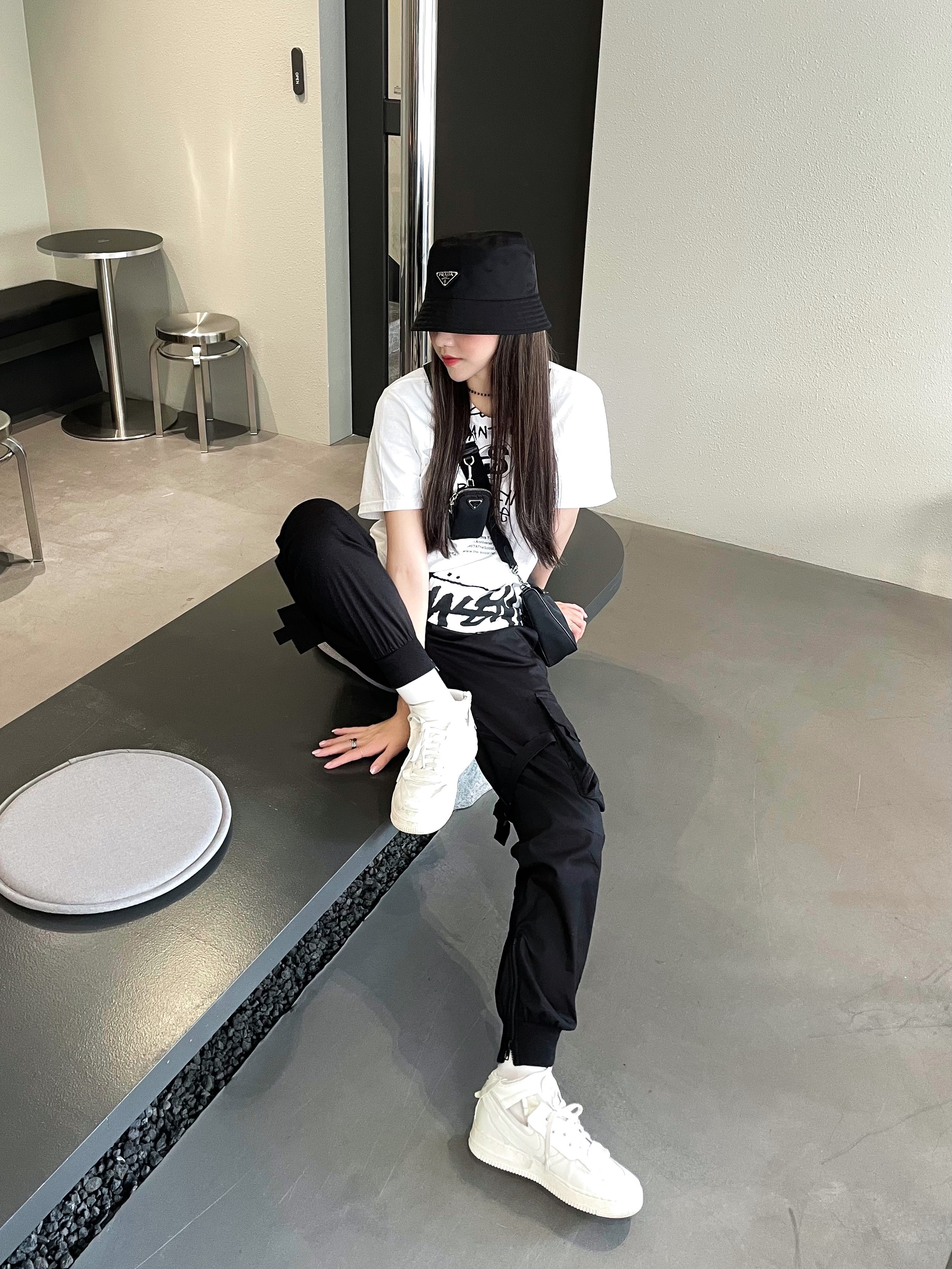 Prada Re-Nylon Bucket Hat Black, Prada Re-Edition 2005 Re-Nylon Shoulder Bag Black 착용 스타일
