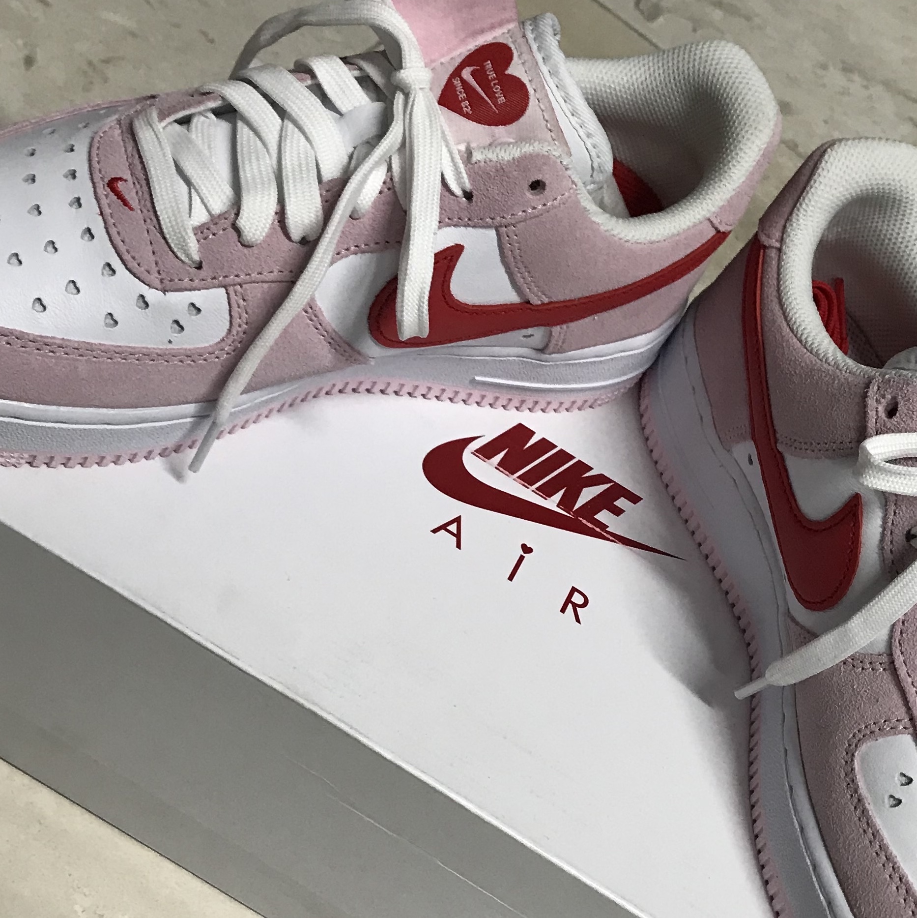 Nike Air Force 1 '07 QS Valentine's Day 착용 스타일