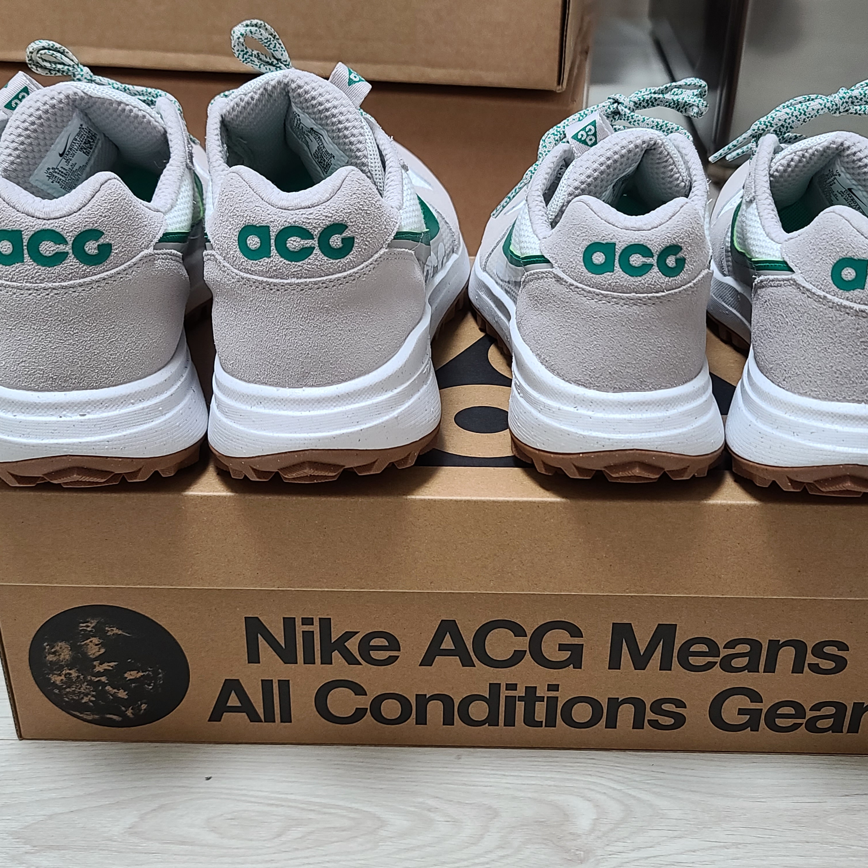Nike ACG Lowcate Light Iron Ore 착용 스타일 - 2