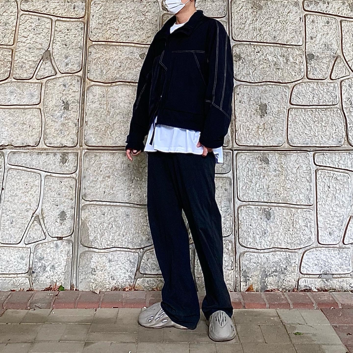 Adidas Yeezy Foam RNNR Stone Sage 착용 스타일 - 1