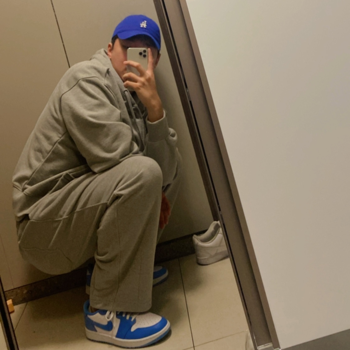 Jordan 1 Low Golf White and University Blue 착용 스타일 - 3