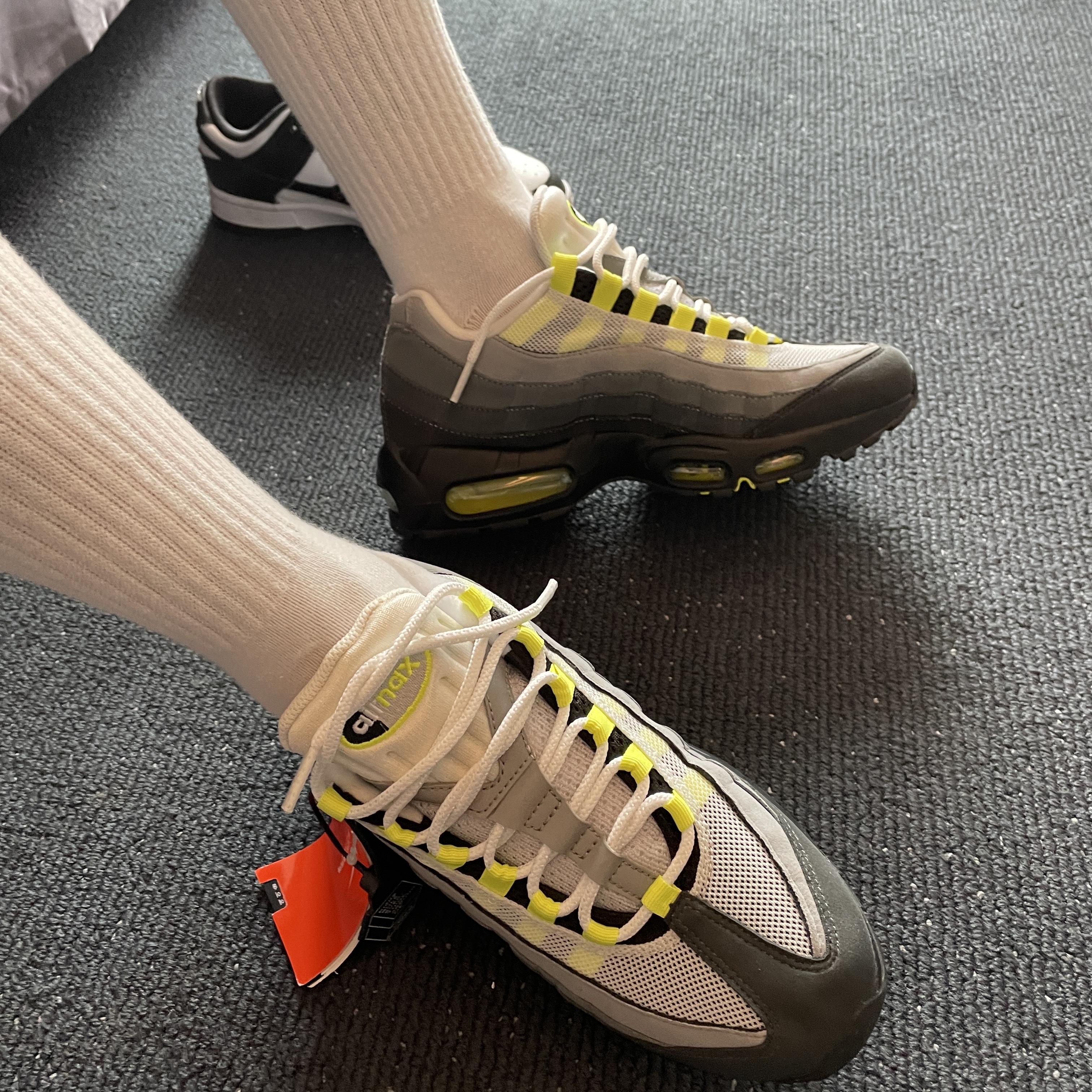 Nike Air Max 95 OG Neon Yellow 2020, Nike Dunk Low Retro Black 착용 스타일 - 1