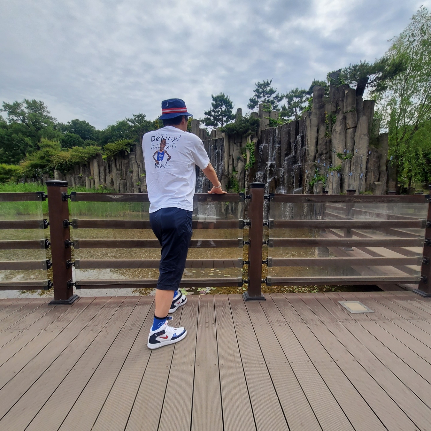 Nike Air Force 1 Mid QS University Red and Midnight Navy, Jordan x Paris Saint-Germain Graphic Bucket Hat Midnight Navy 착용 스타일