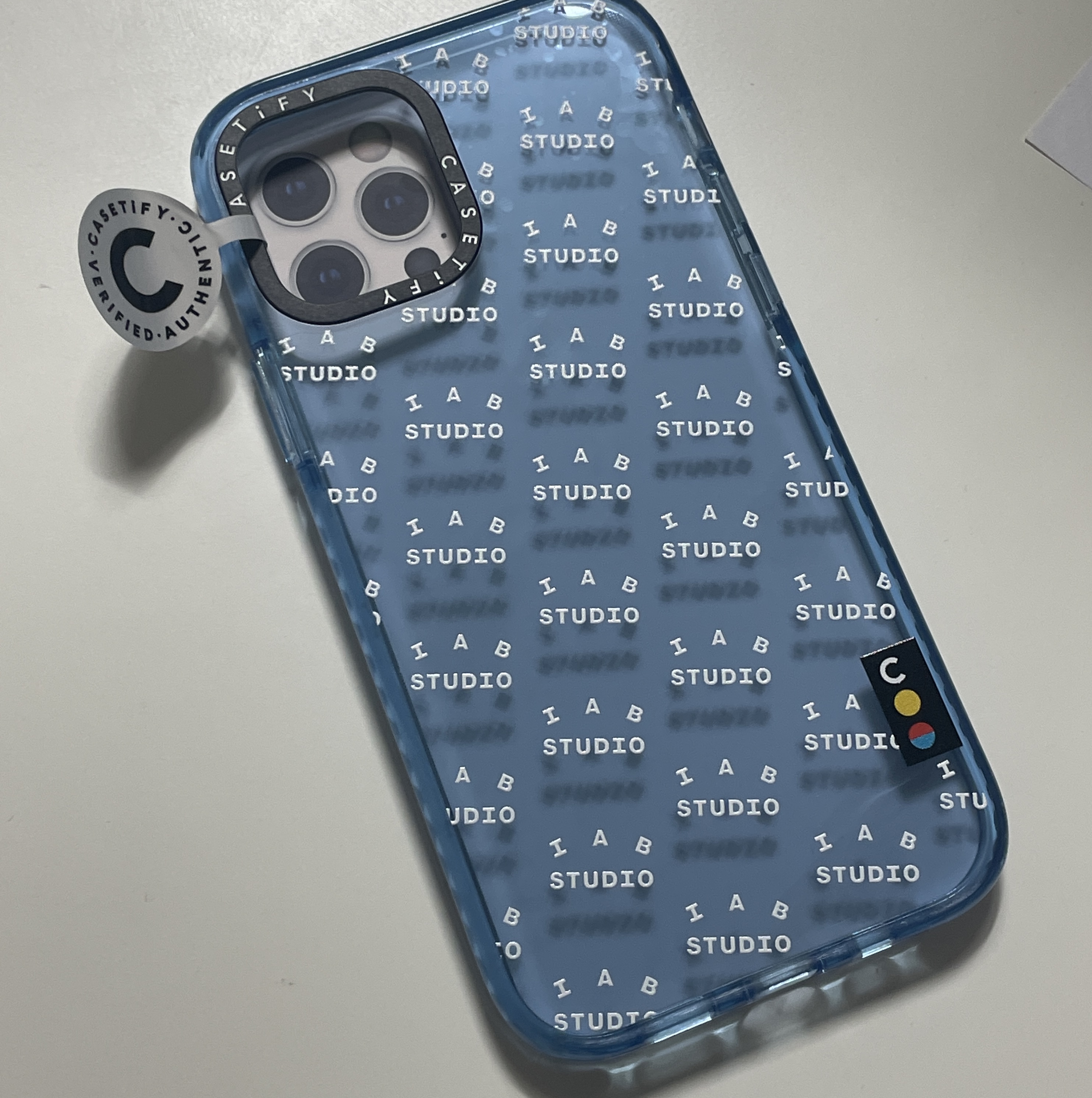 Casetify x IAB Studio iPhone White Monogram Logo Impact Case Sierra Blue 착용 스타일