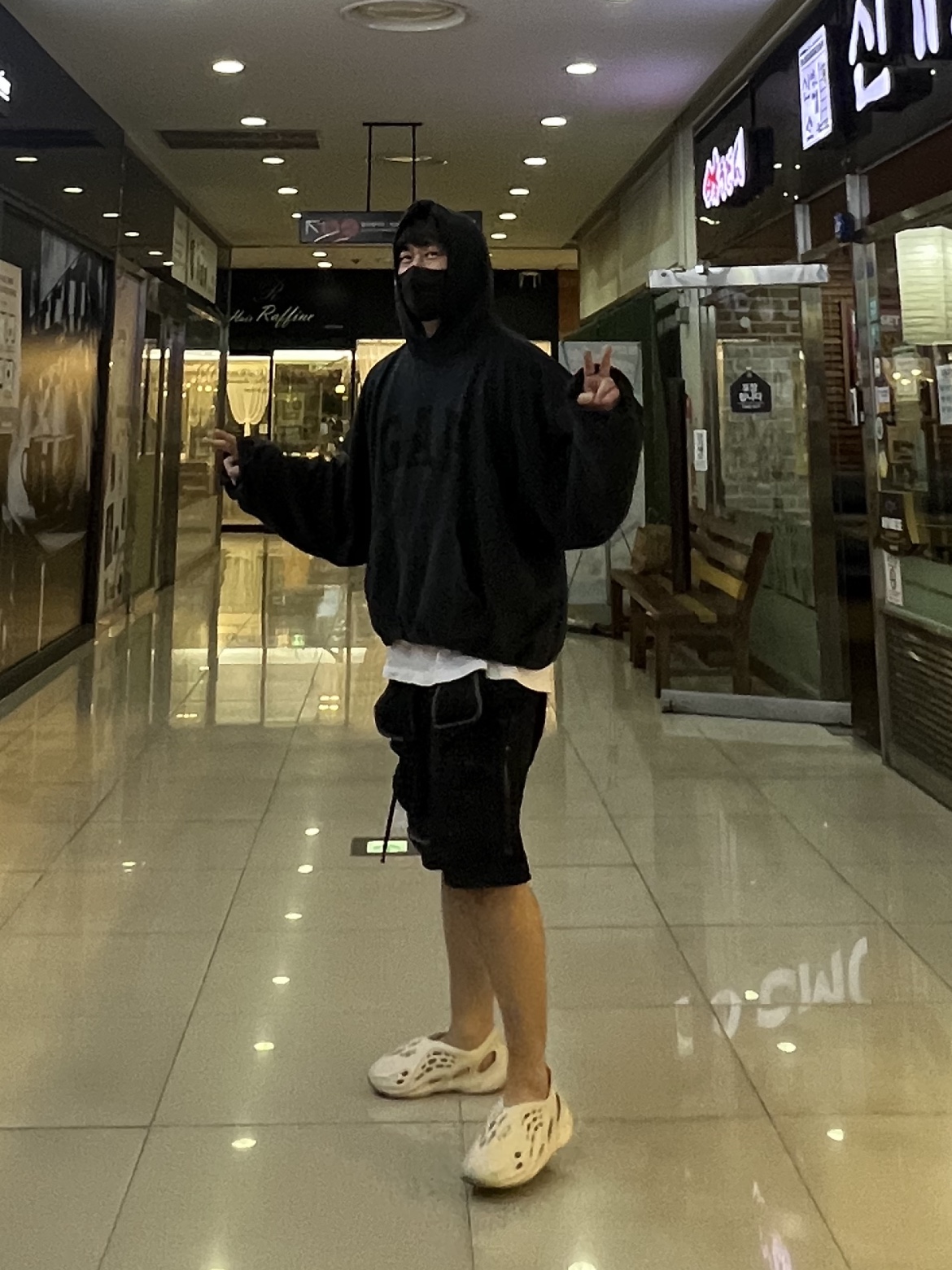 Yeezy Gap Engineered By Balenciaga Dove Hoodie Washed Black, Adidas Yeezy Foam RNNR Sand 착용 스타일 - 2