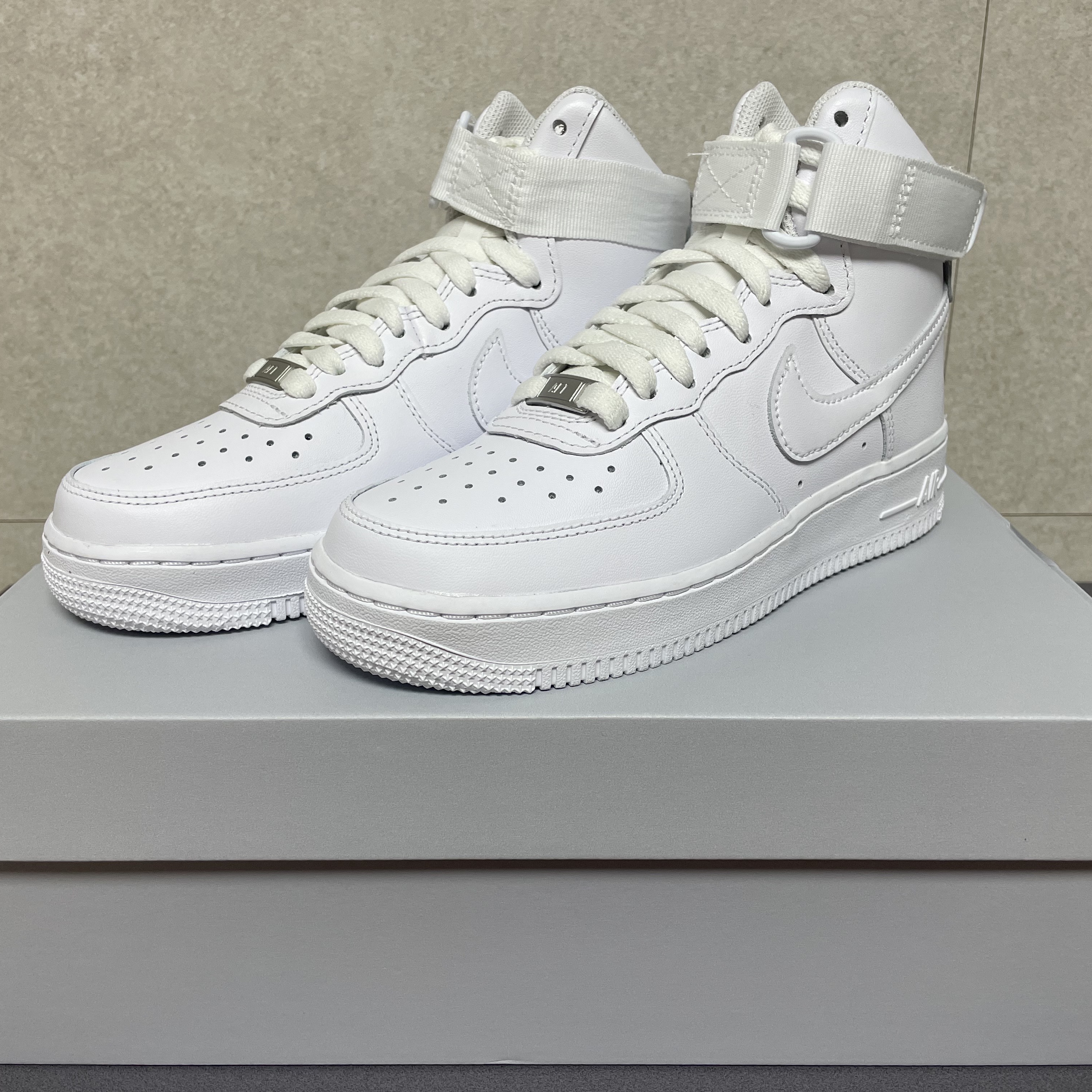 (W) Nike Air Force 1 High White 착용 스타일 - 1