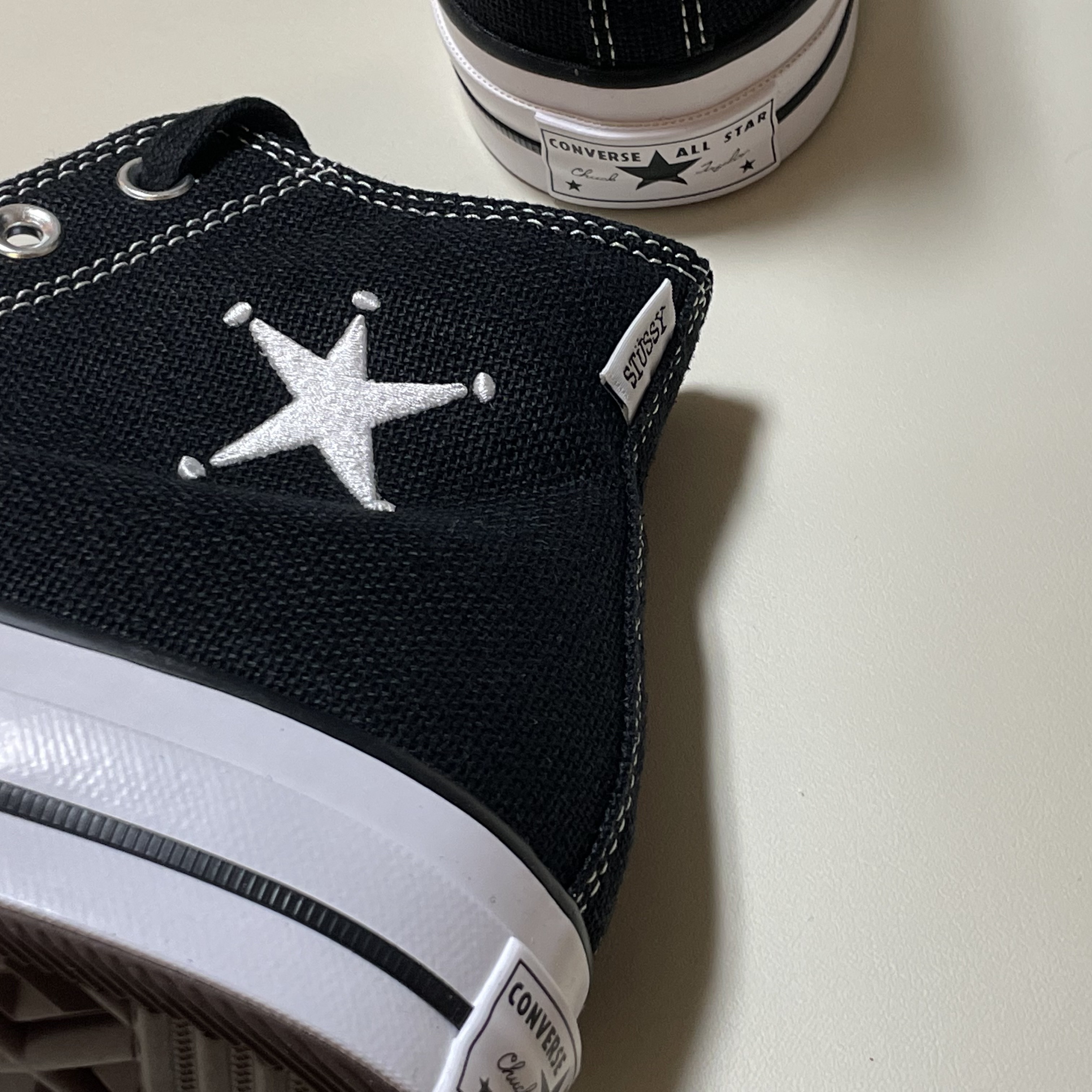Converse x Stussy Chuck 70 High Black 착용 스타일 - 2