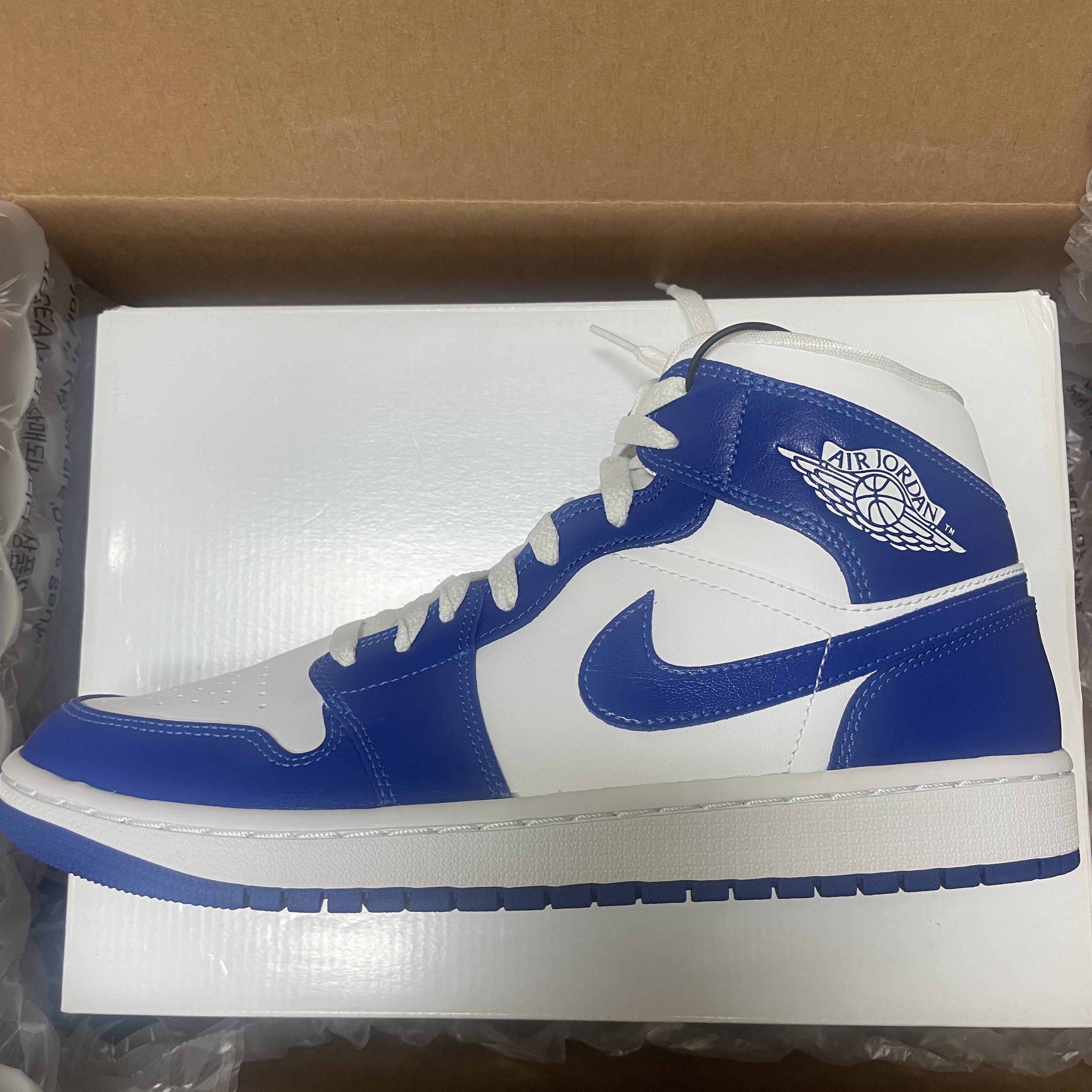 (W) Jordan 1 Mid White Hyper Royal 착용 스타일