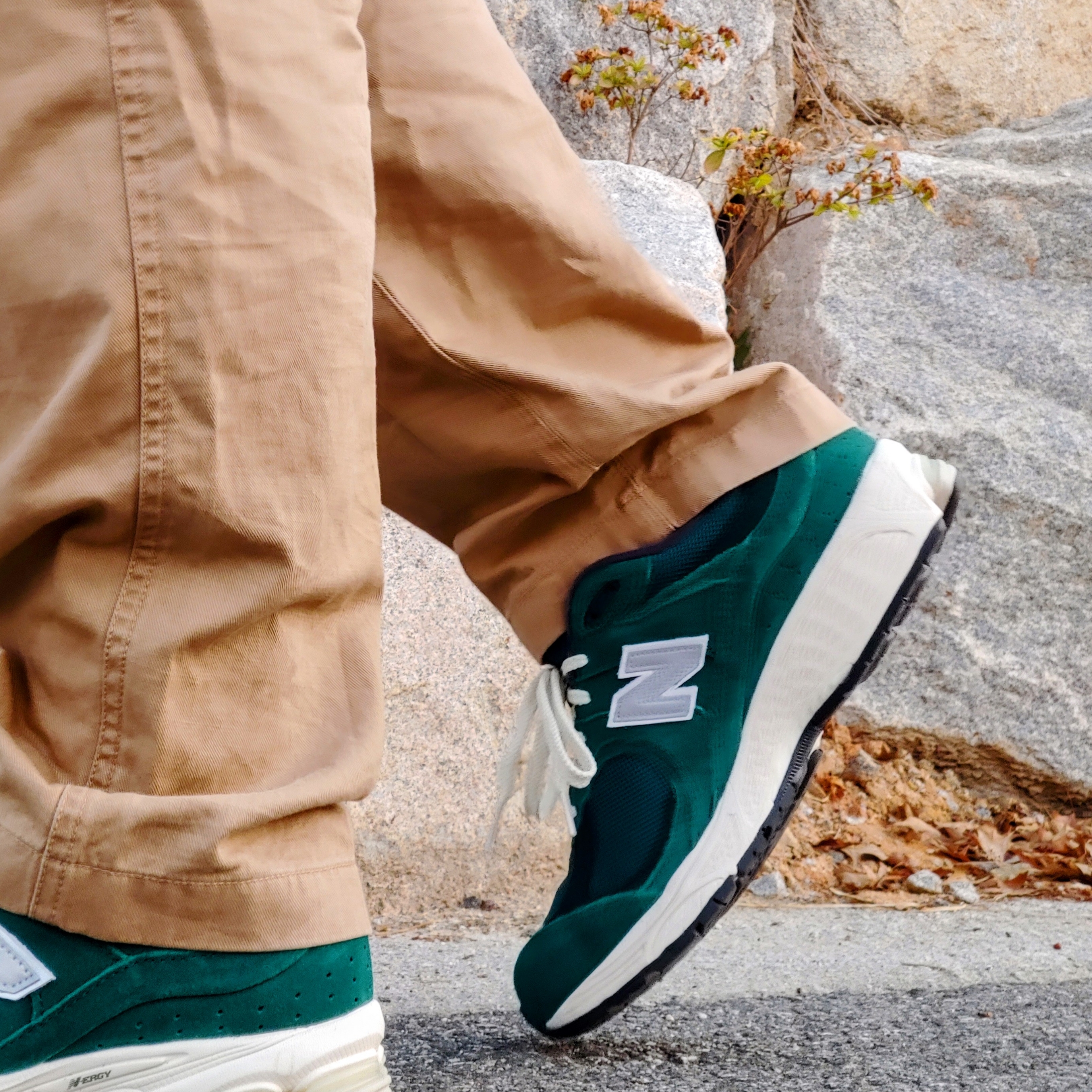 New Balance 2002R Nightwatch Green 착용 스타일 - 1