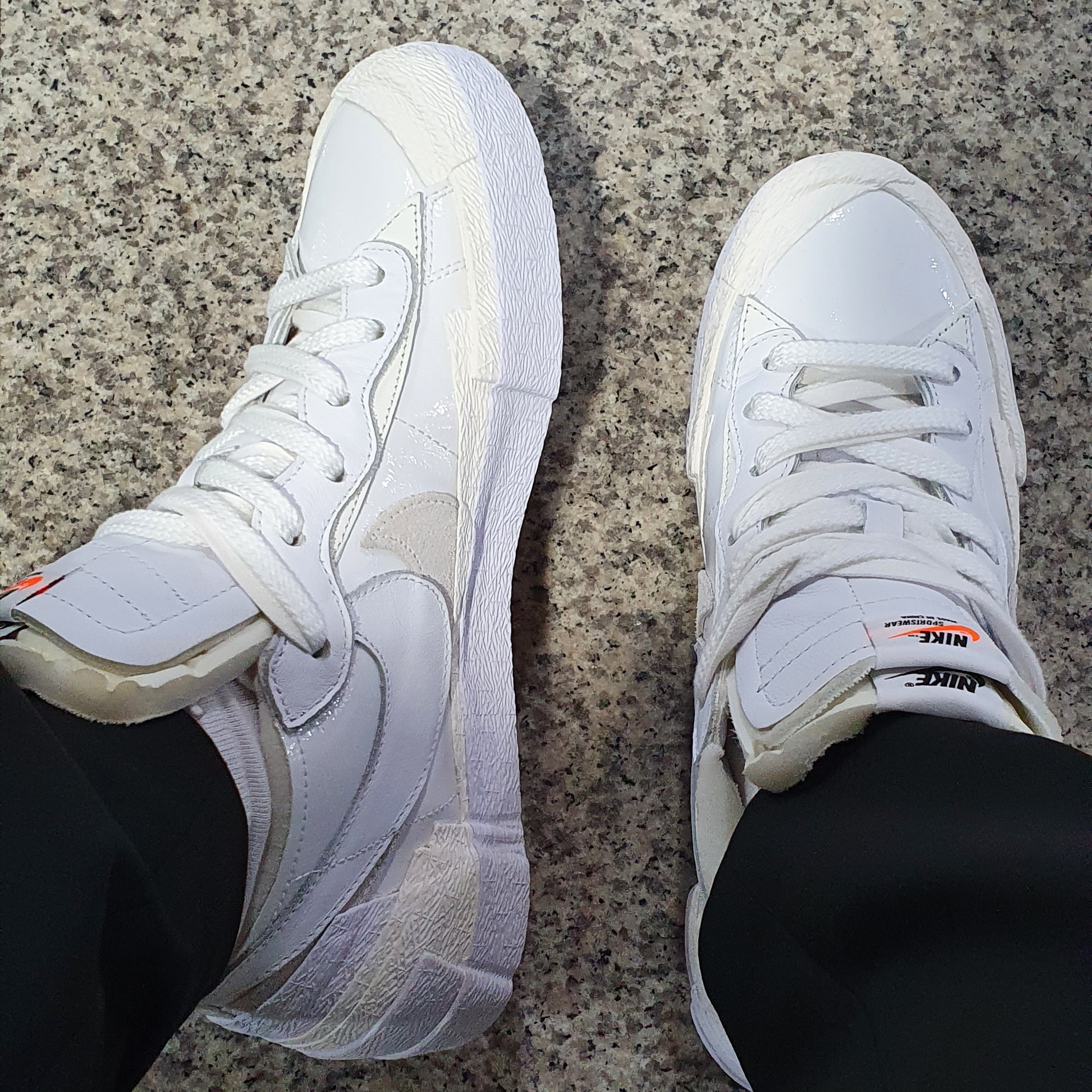 Nike x Sacai Blazer Low White Patent Leather 착용 스타일 - 2