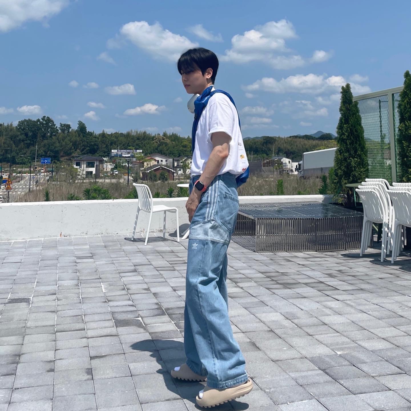Adidas Yeezy Slide Pure - Re-Release Ver., Ader Error x Zara Leather Shoulder Bag with Knot Blue 착용 스타일 - 1