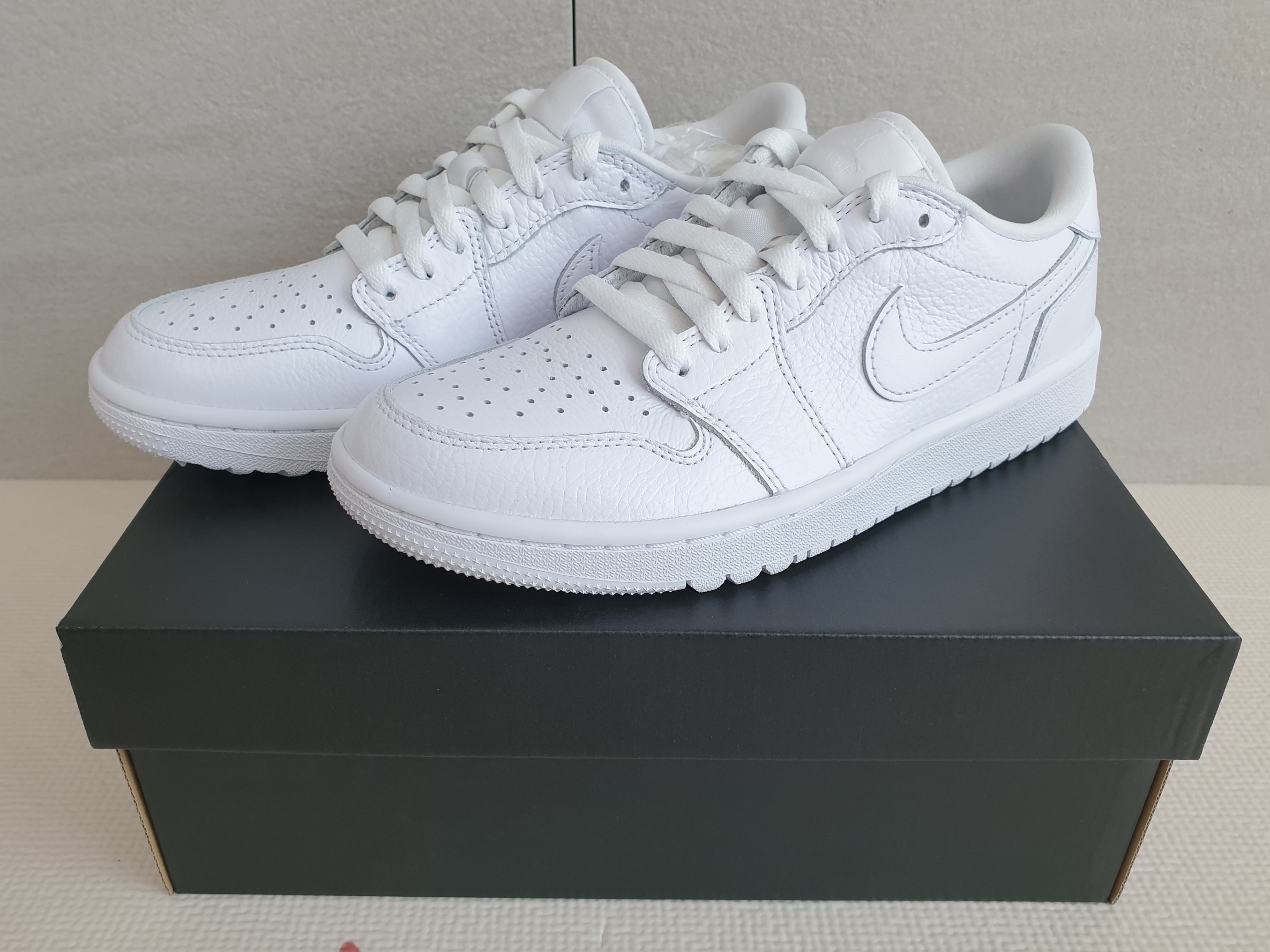 Jordan 1 Low Golf Triple White 착용 스타일 - 1