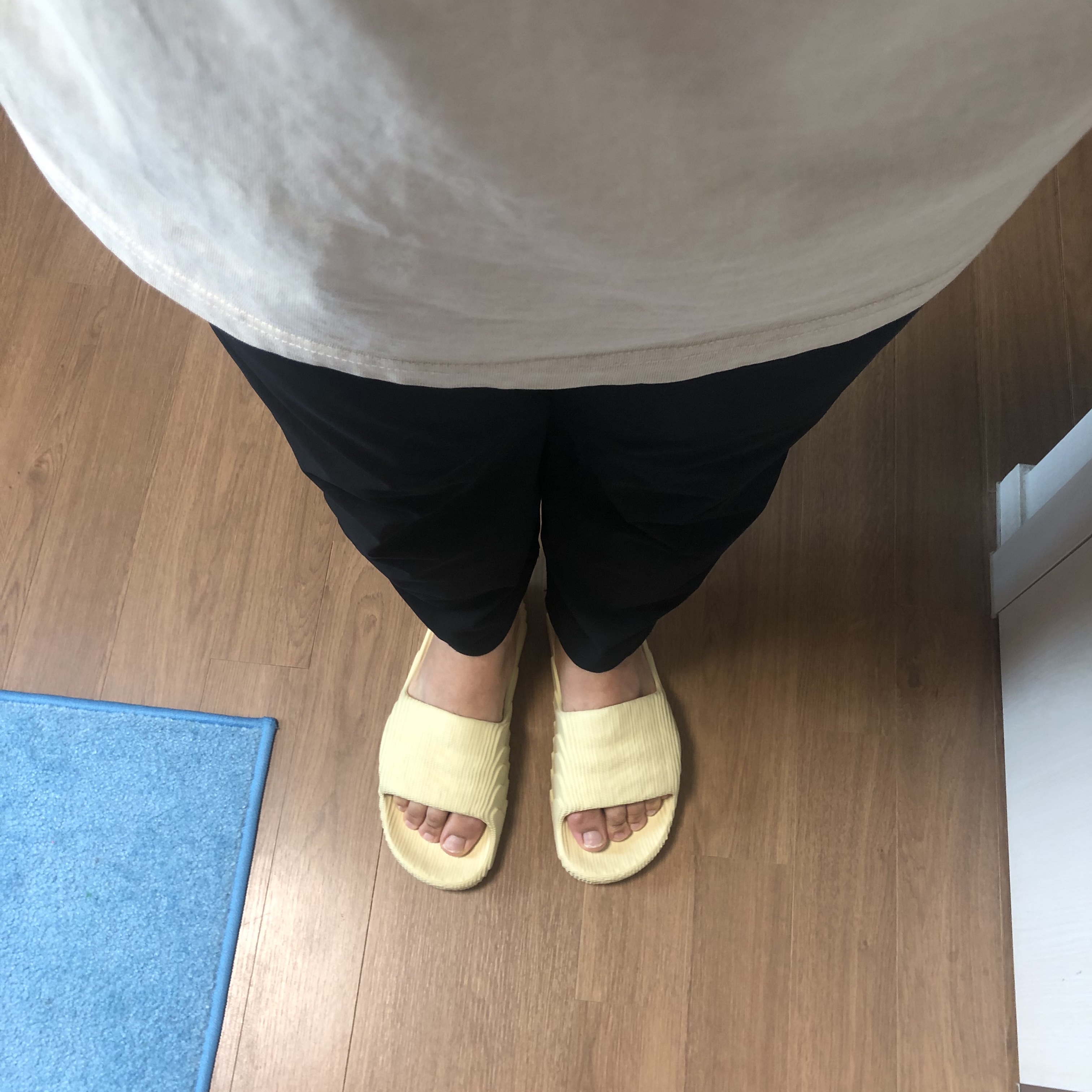 Adidas Adilette 22 Desert Sand 착용 스타일 - 2