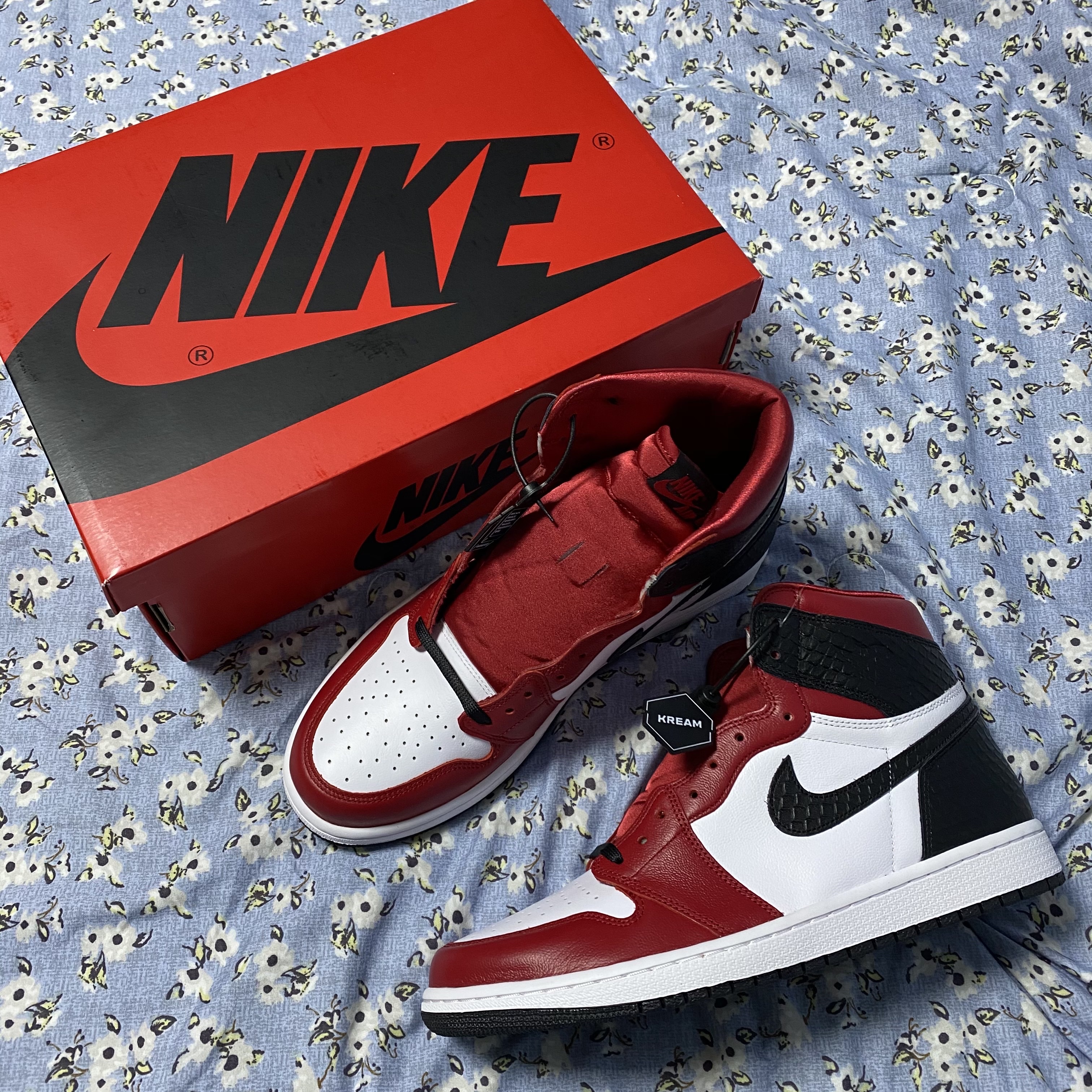 (W) Jordan 1 Retro High Satin Red 착용 스타일