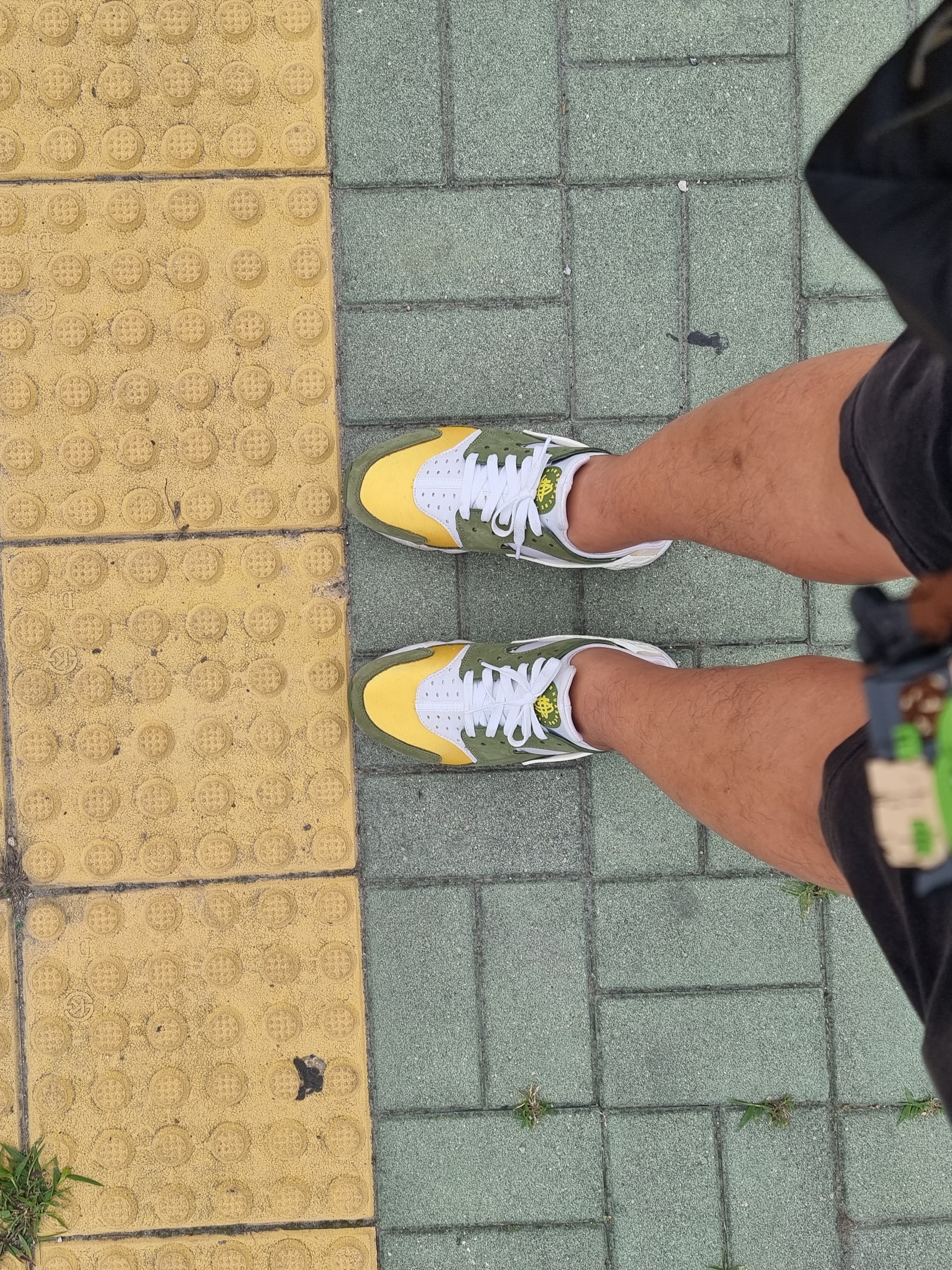 Nike x Stussy Air Huarache LE Dark Olive 착용 스타일