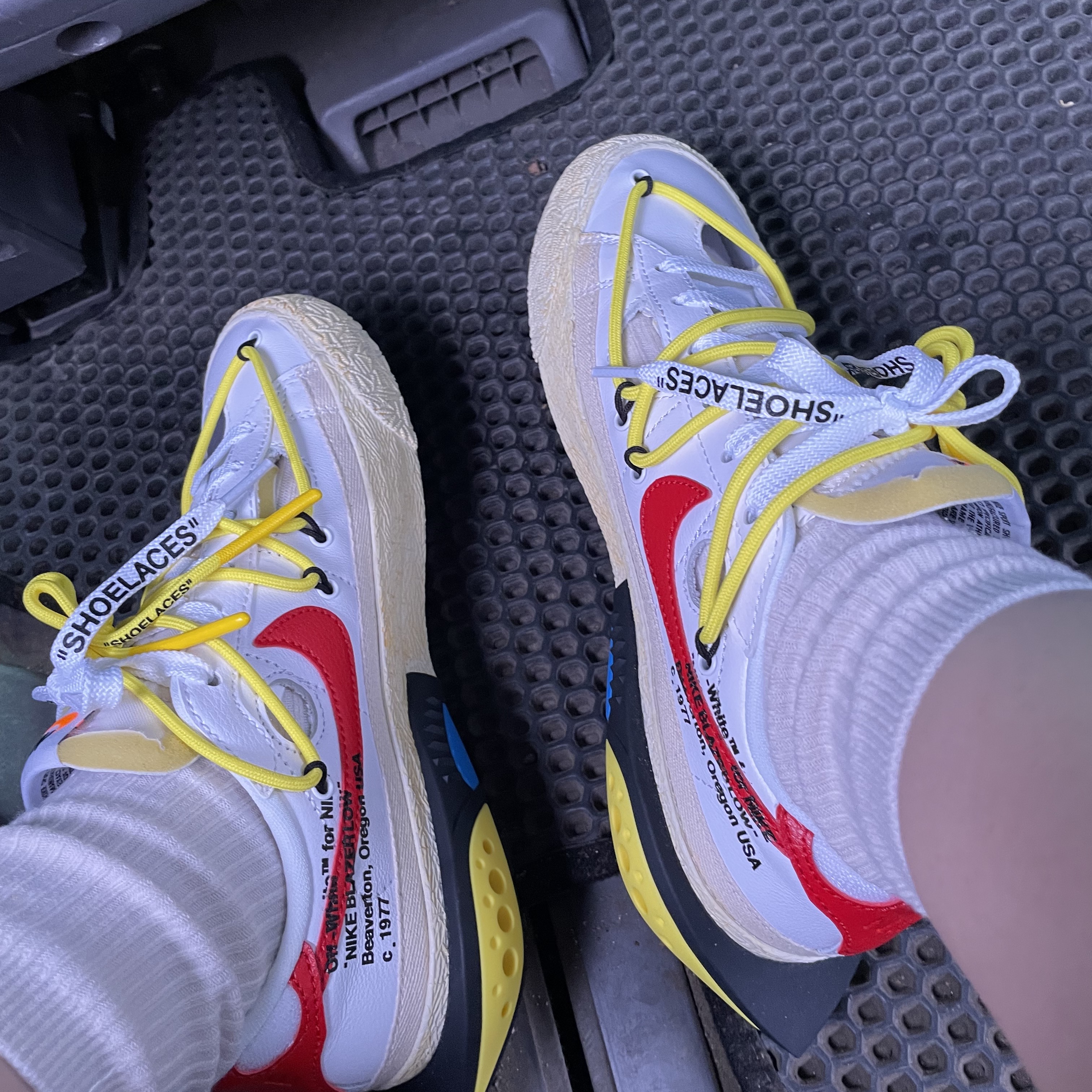 Nike x Off-White Blazer Low '77 White and University Red 착용 스타일
