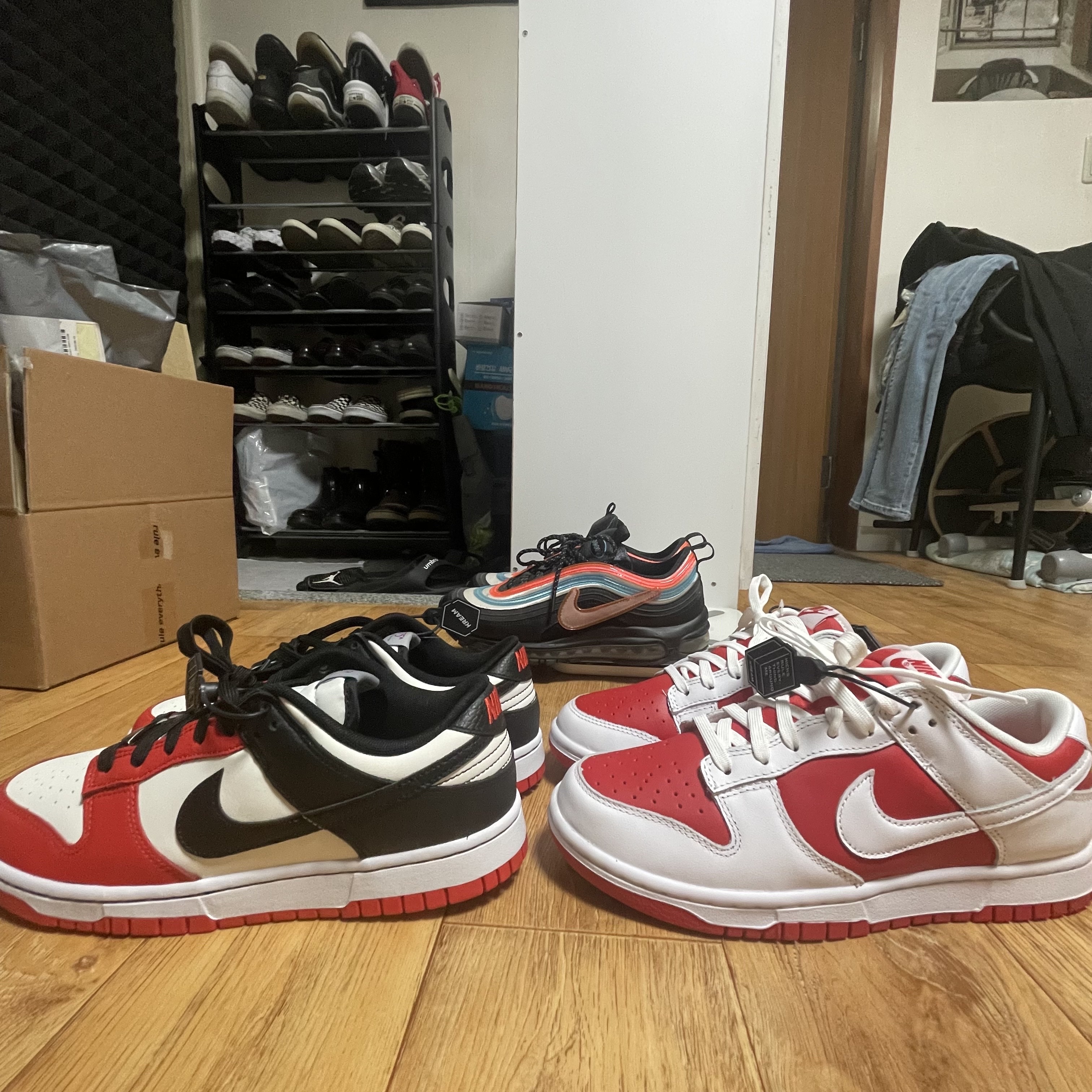 Nike Air Max 97 Neon Seoul, Nike x NBA Dunk Low Retro EMB Black and Chile Red 착용 스타일 - 1