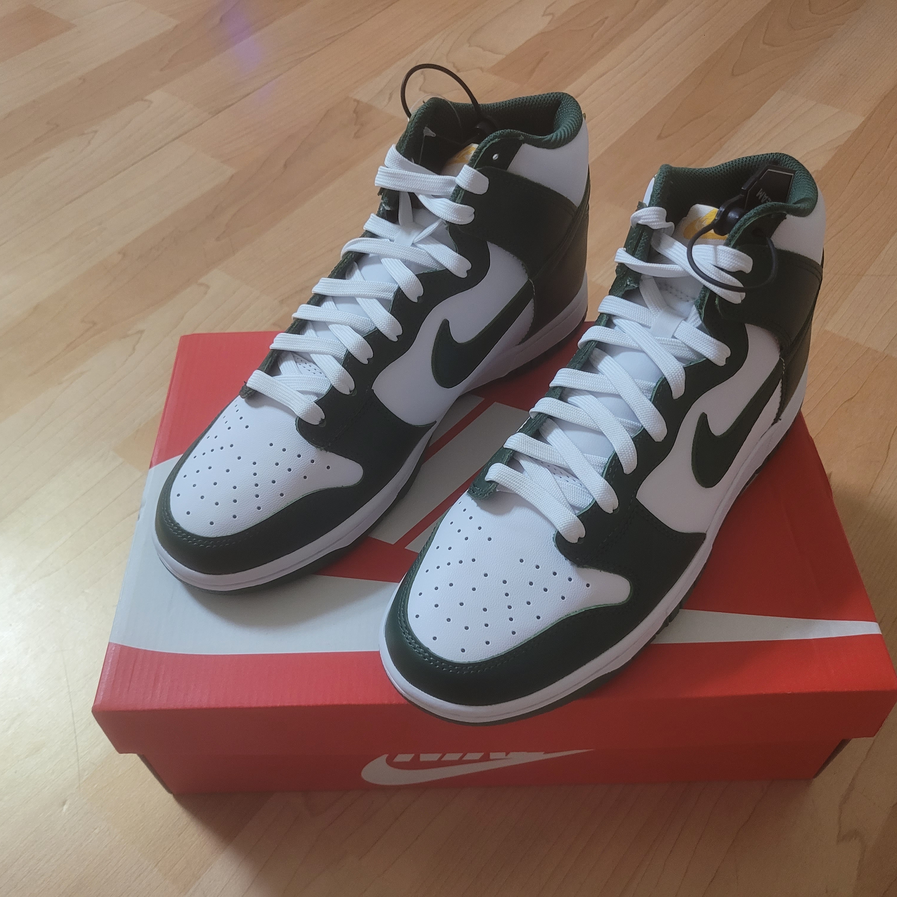 Nike Dunk High Retro Noble Green 착용 스타일 - 2