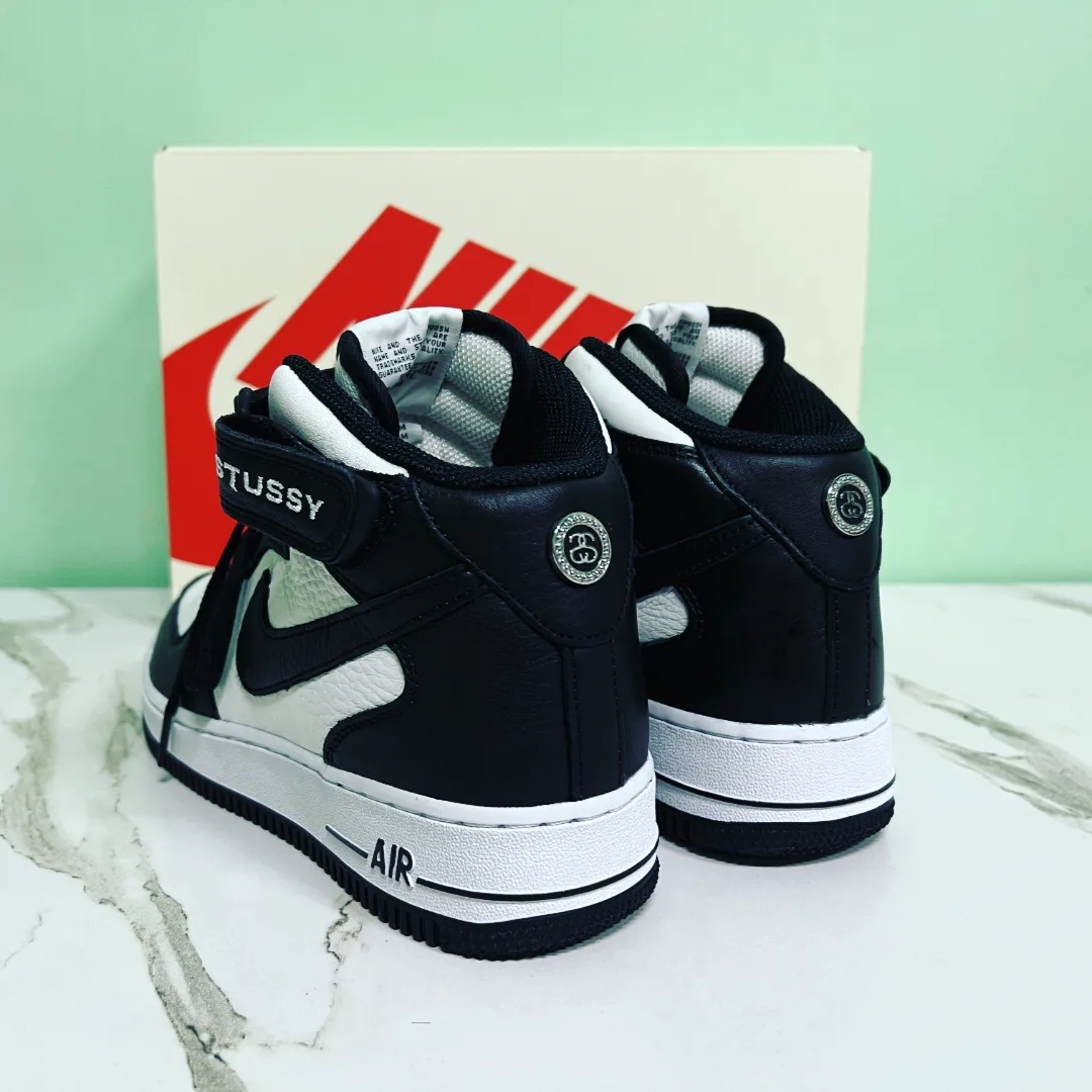 Nike x Stussy Air Force 1 '07 Mid SP Black and Light Bone 착용 스타일 - 5