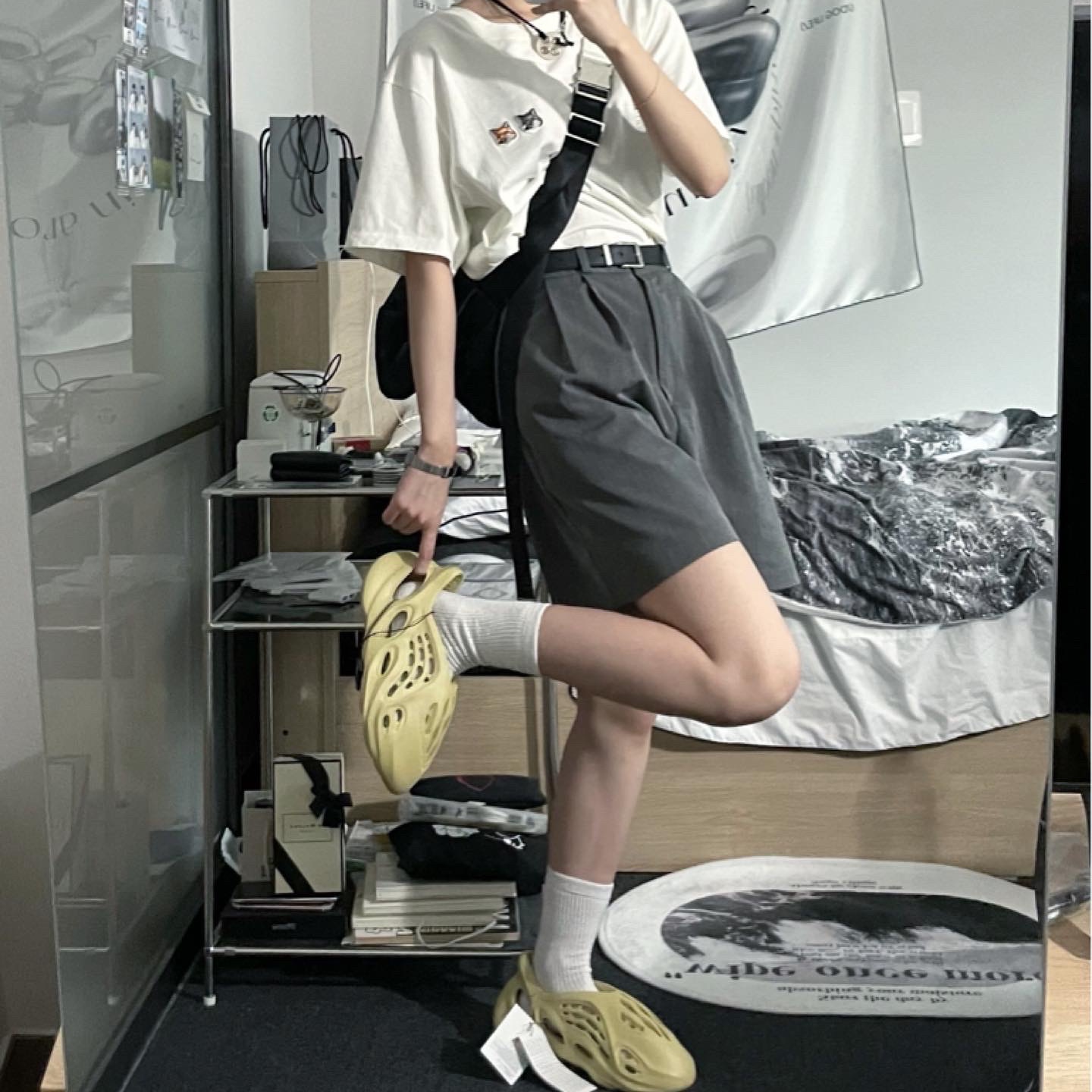Adidas Yeezy Foam RNNR Sulfur 착용 스타일