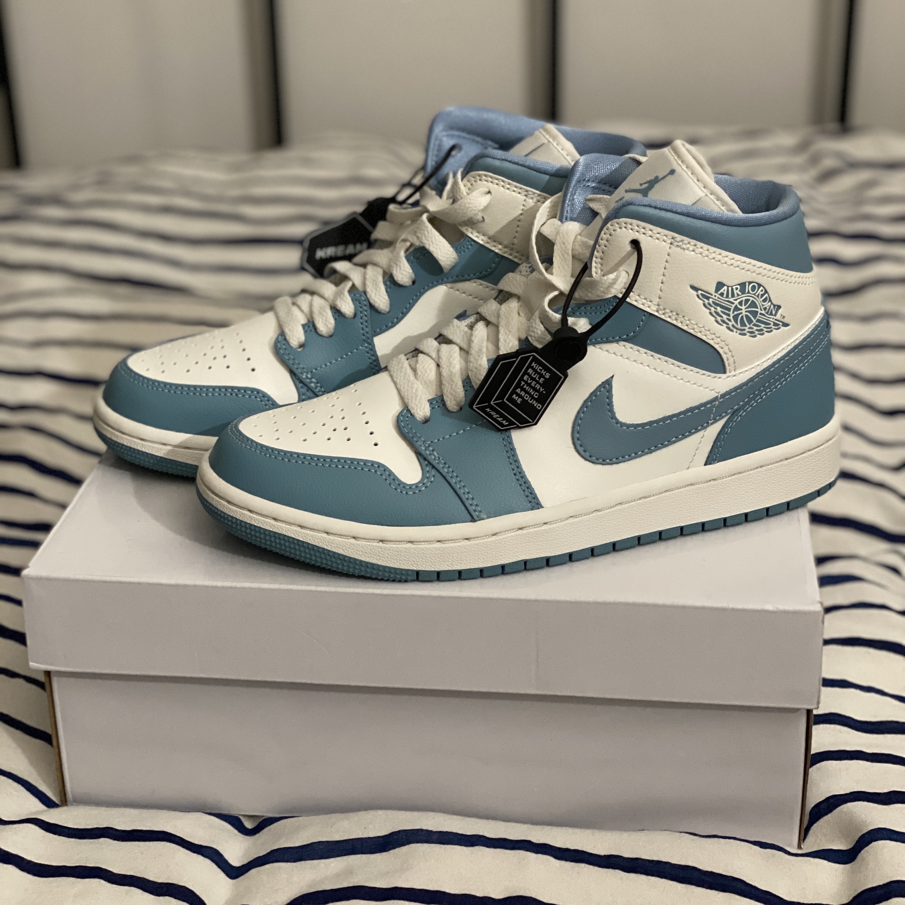 (W) Jordan 1 Mid Sail and Worn Blue 착용 스타일 - 3